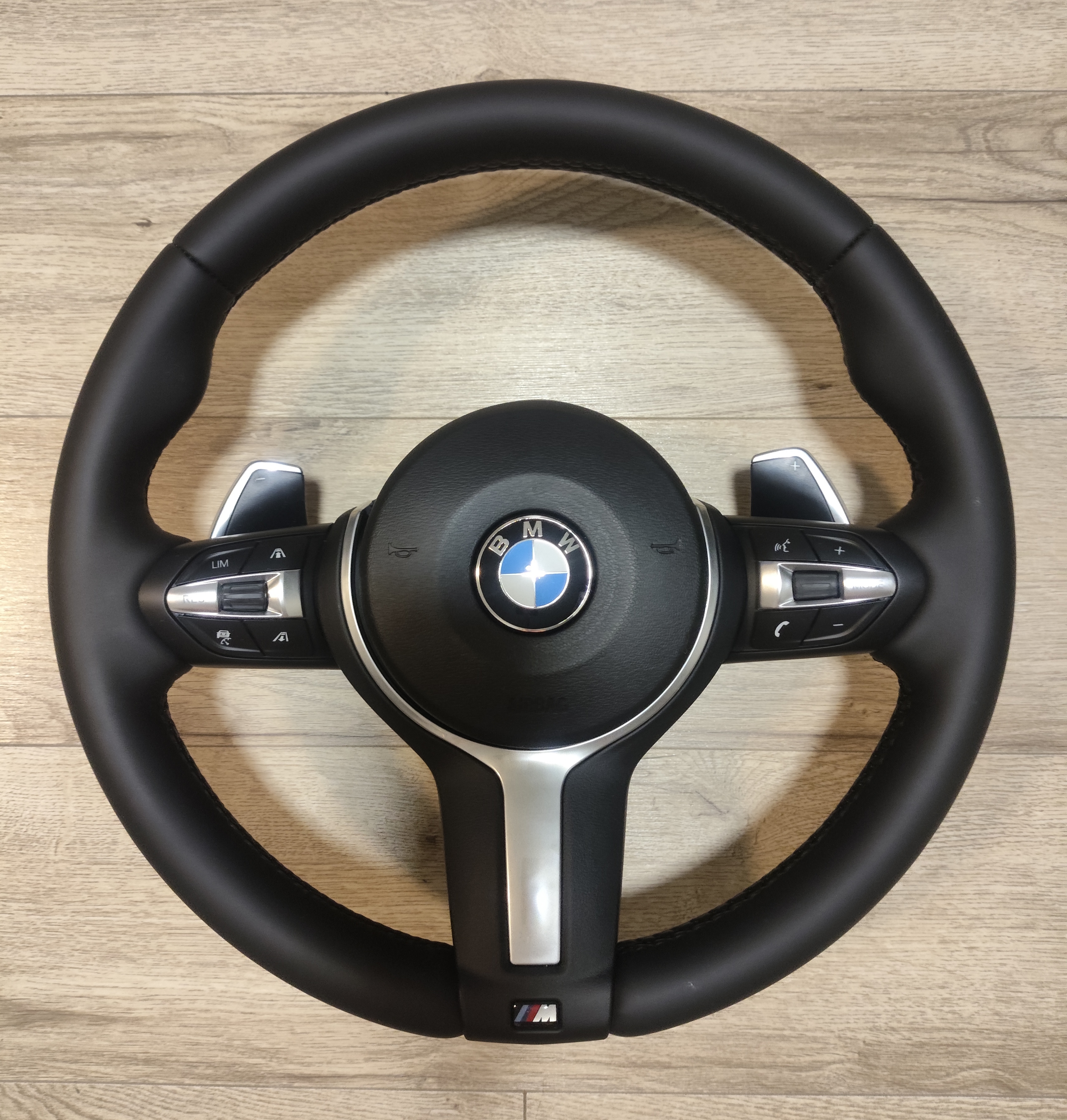 VIBRO ACC F serijos M vairas su oro pagalve (Juodos siūlės) (F01, F06, F07, F10)