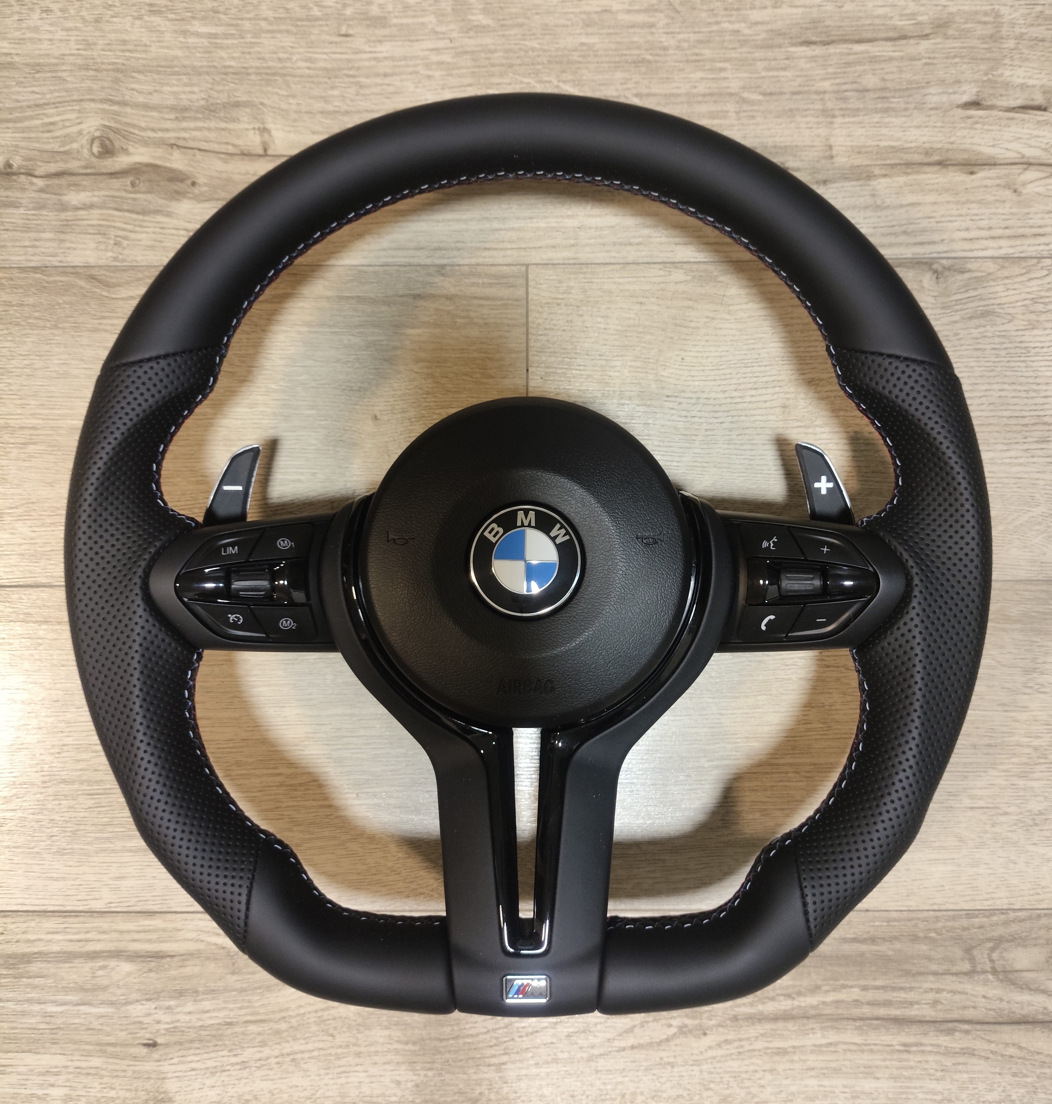 F serijos M5/M6 vairas su oro pagalve (Juodas) (F01, F06, F07, F10)