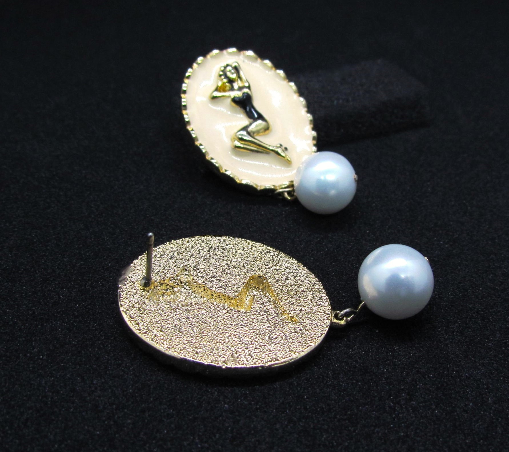 Pin Up Pearl Rockabilly Earrings.