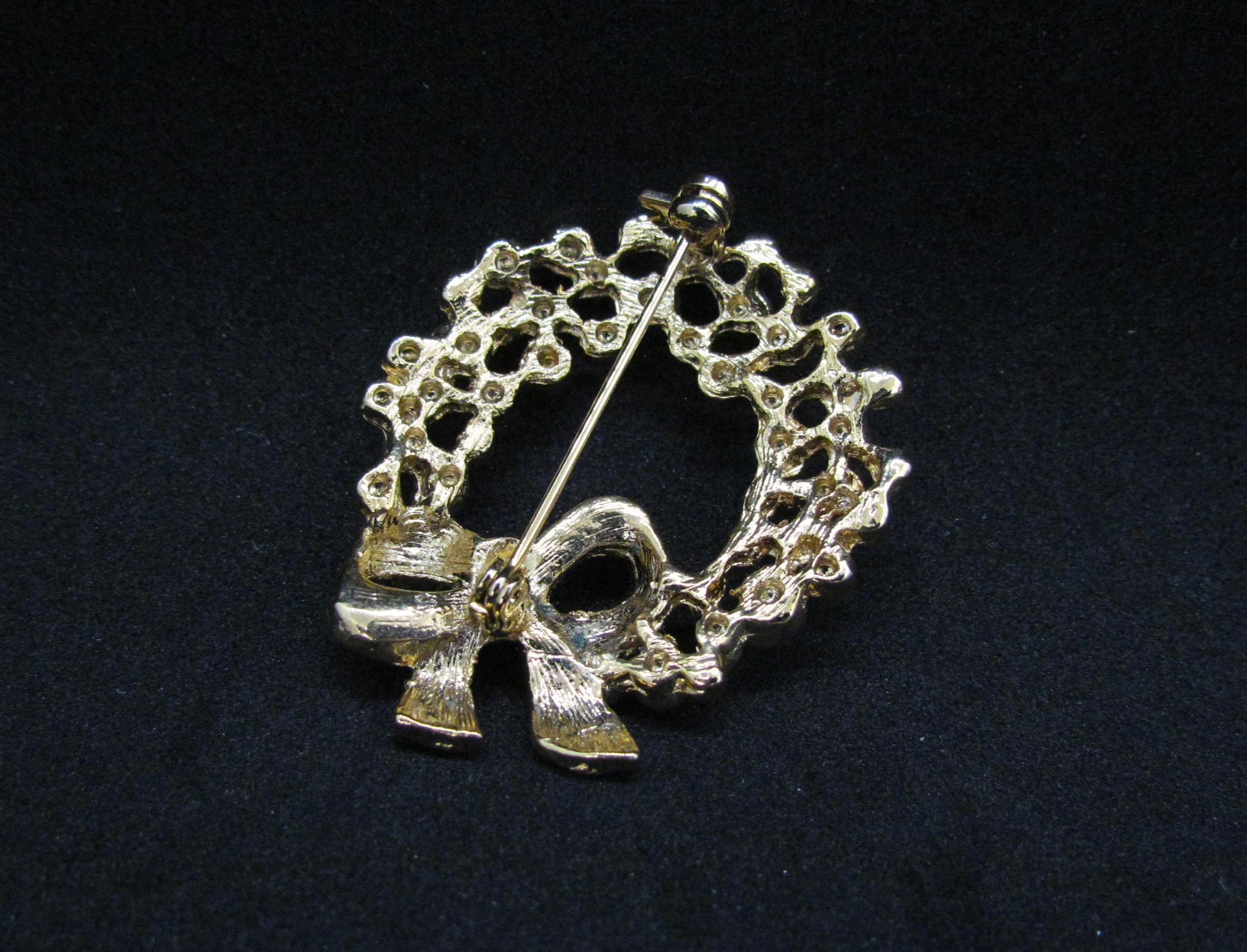 Beautiful Gold Elle Wreath Brooch Christmas Present.