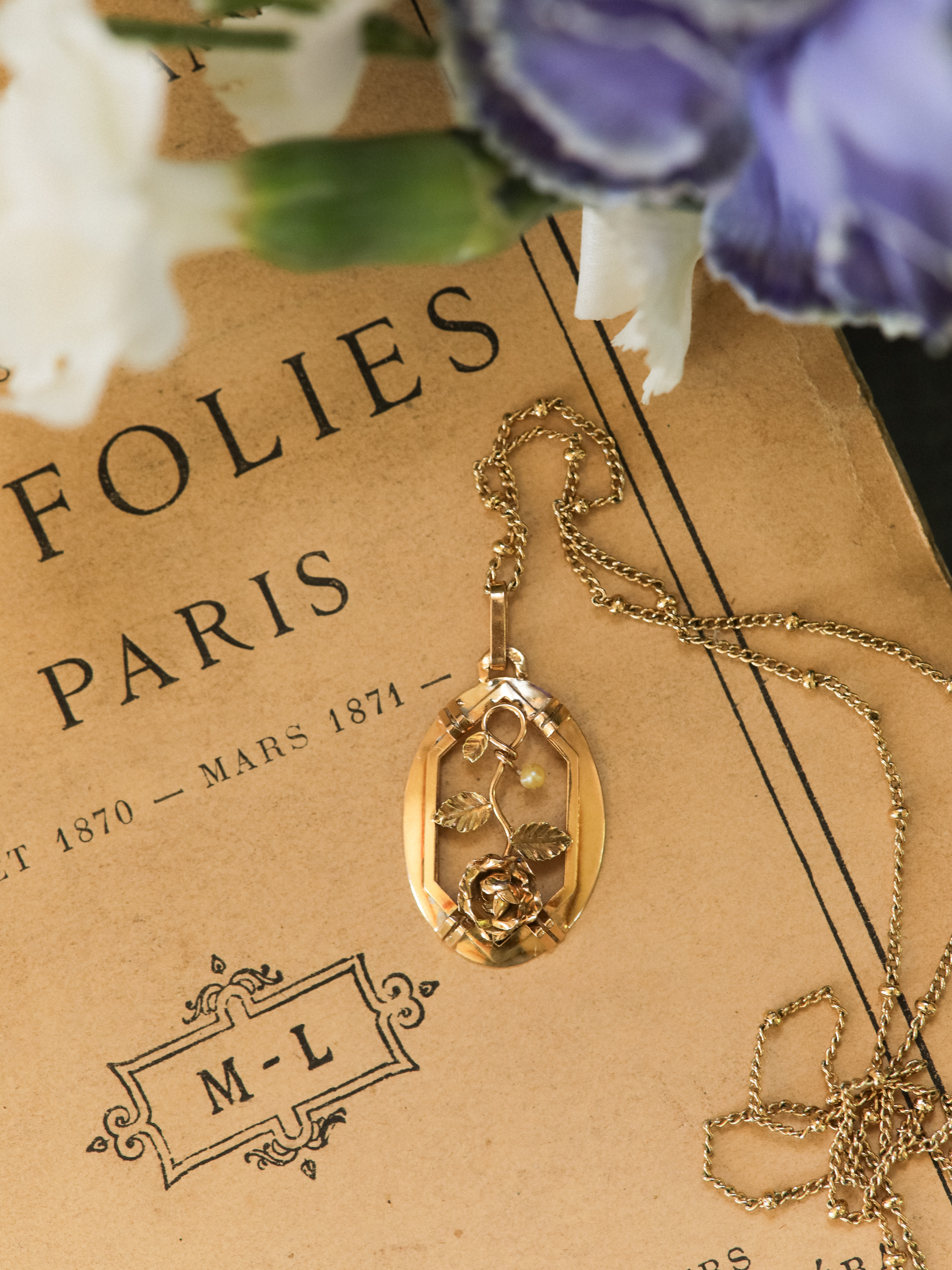 LE POÈME, délicat pendentif ancien avec rose ciselée style Art Nouveau/Art Déco 💫