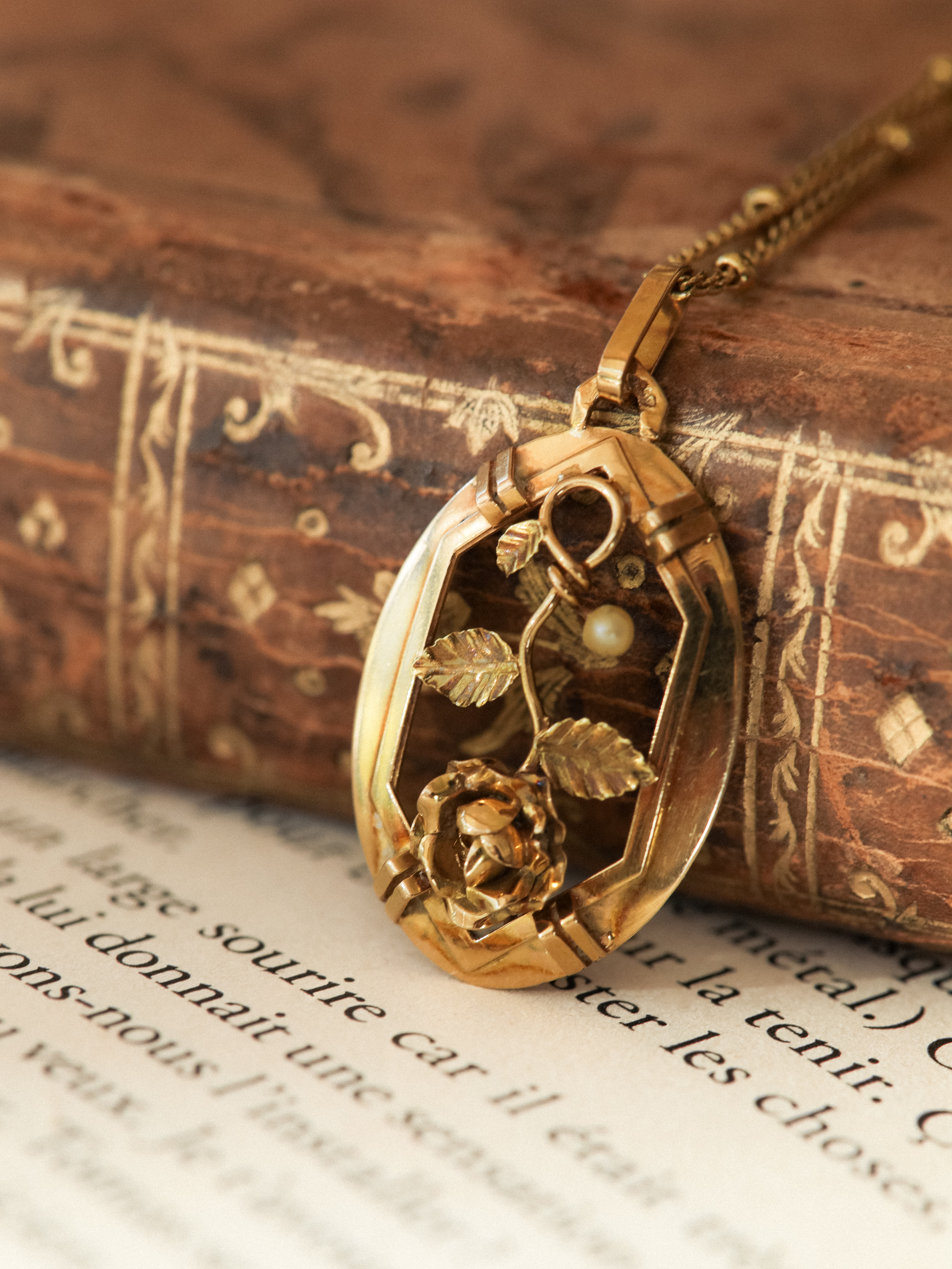 LE POÈME, délicat pendentif ancien avec rose ciselée style Art Nouveau/Art Déco 💫