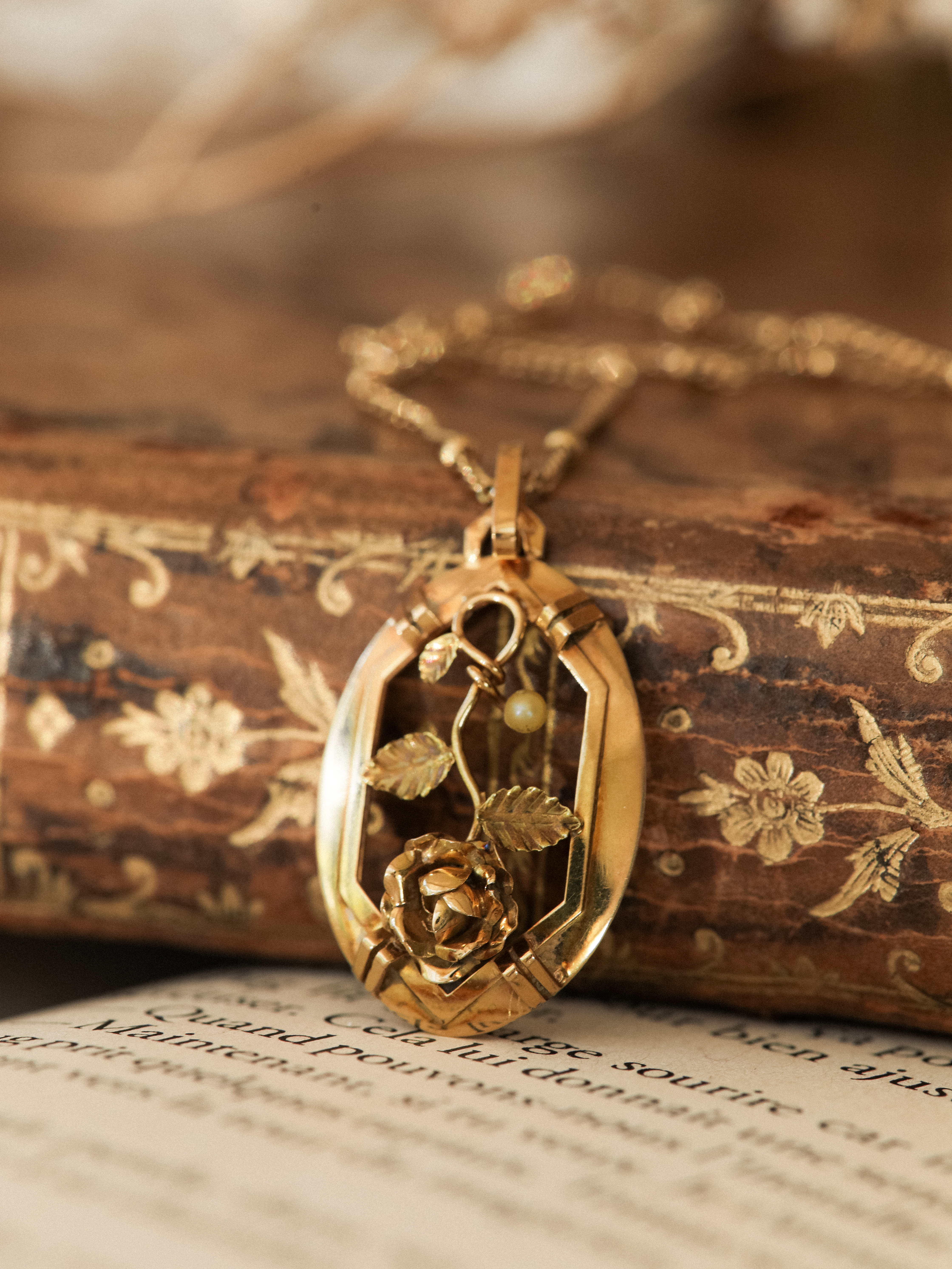 LE POÈME, délicat pendentif ancien avec rose ciselée style Art Nouveau/Art Déco 💫