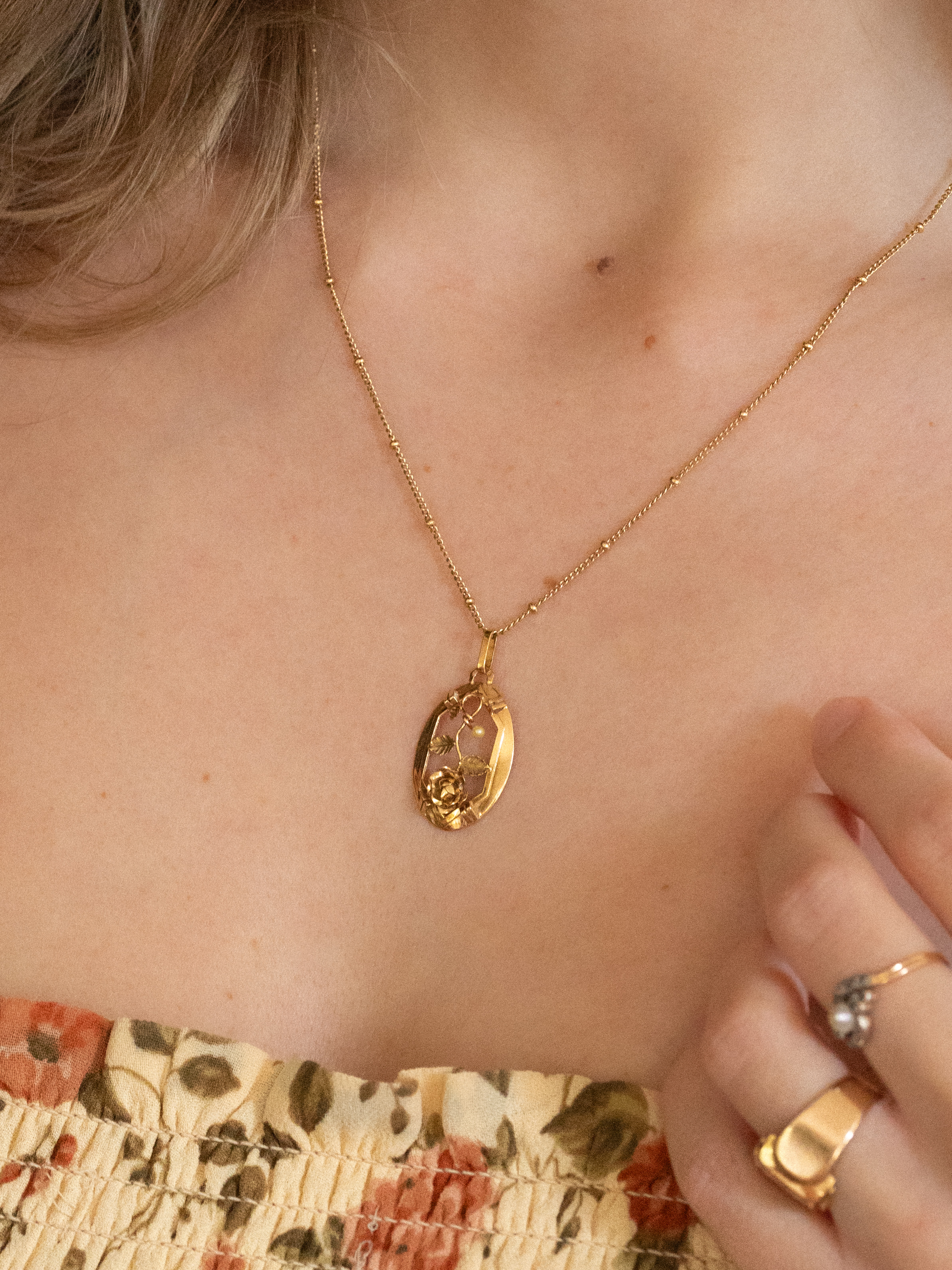 LE POÈME, délicat pendentif ancien avec rose ciselée style Art Nouveau/Art Déco 💫