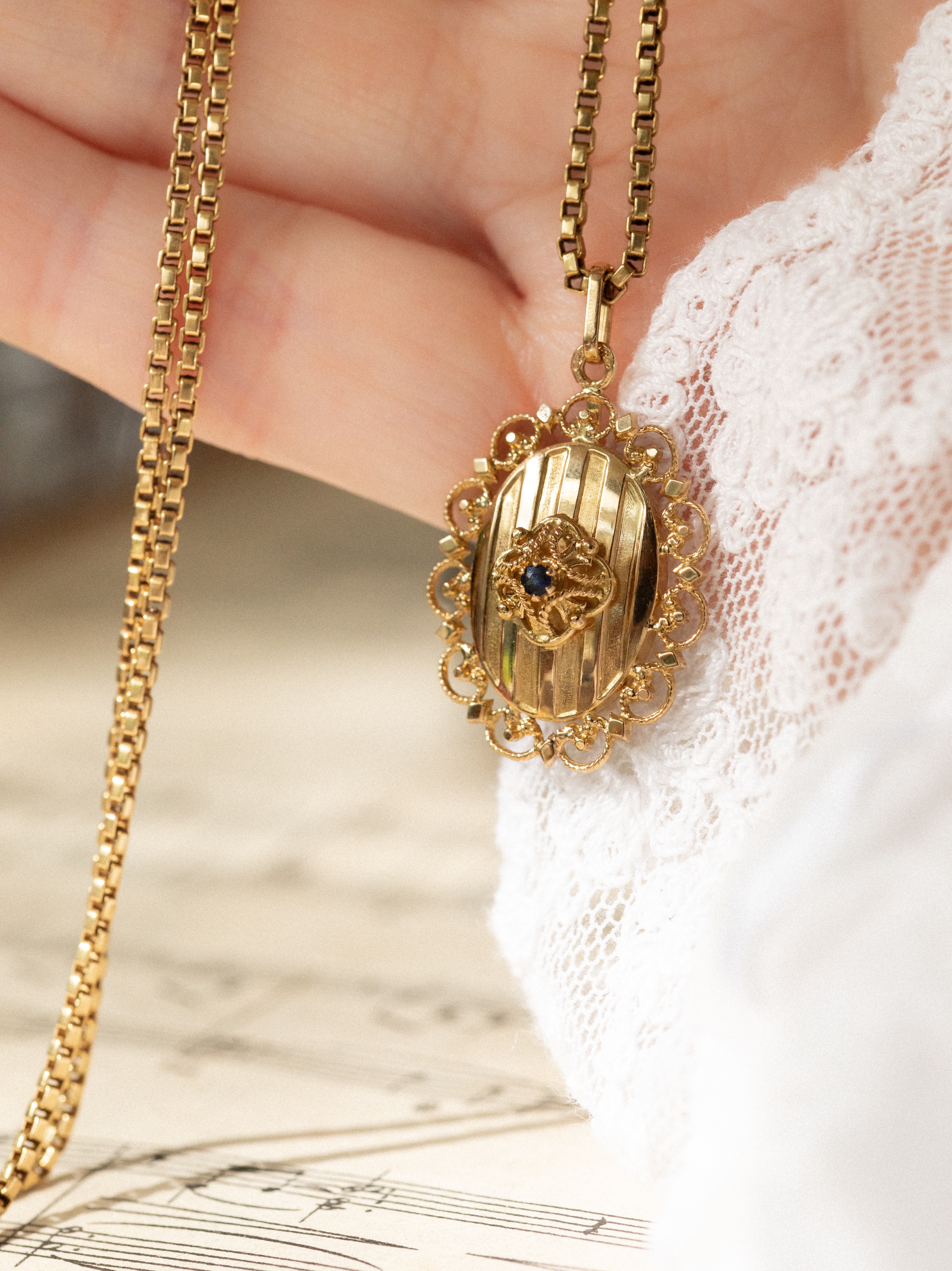LE SONGE, mystérieux médaillon à secret d'époque Napoléon III en or 18 carats & saphir