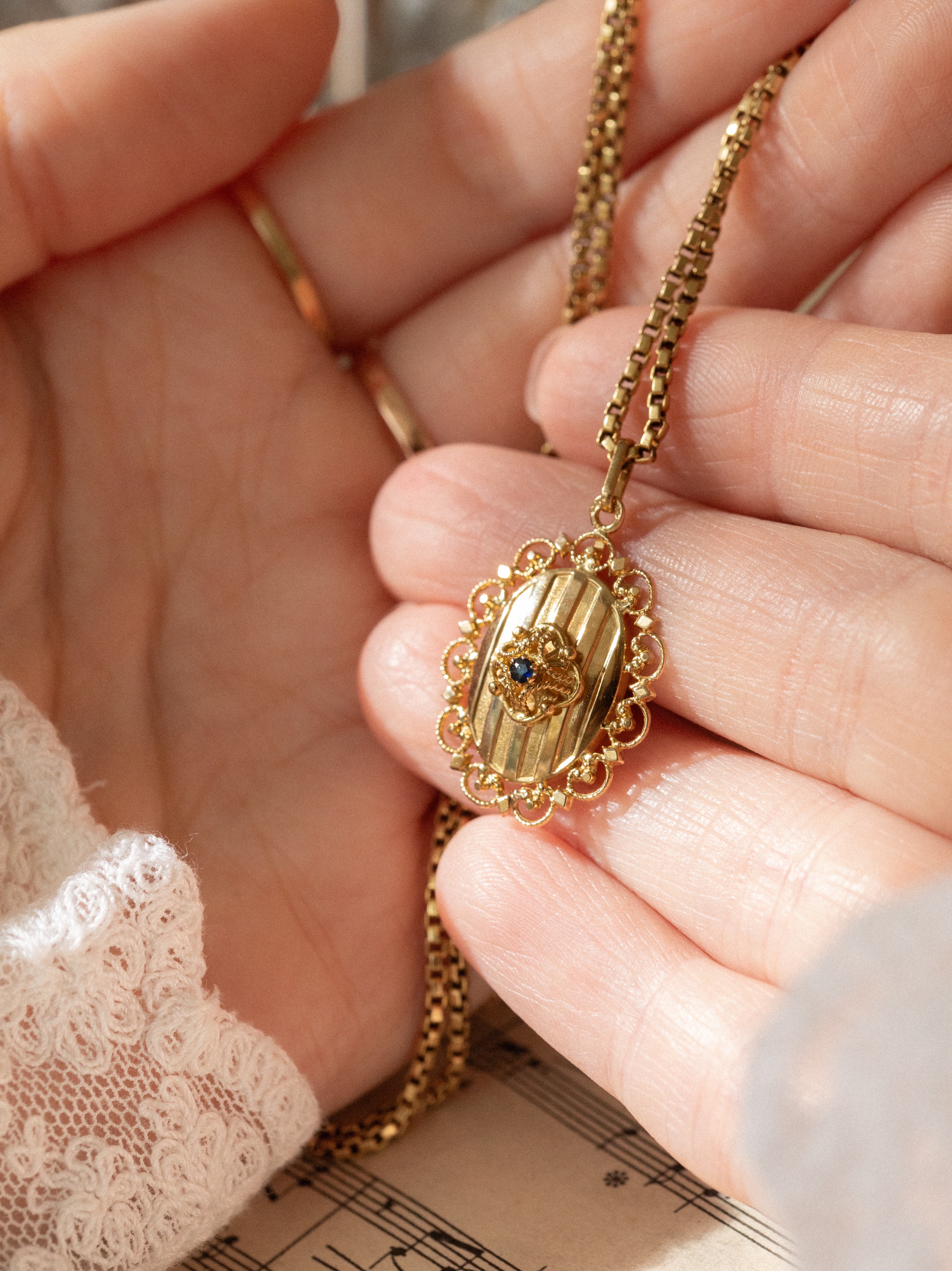 LE SONGE, mystérieux médaillon à secret d'époque Napoléon III en or 18 carats & saphir