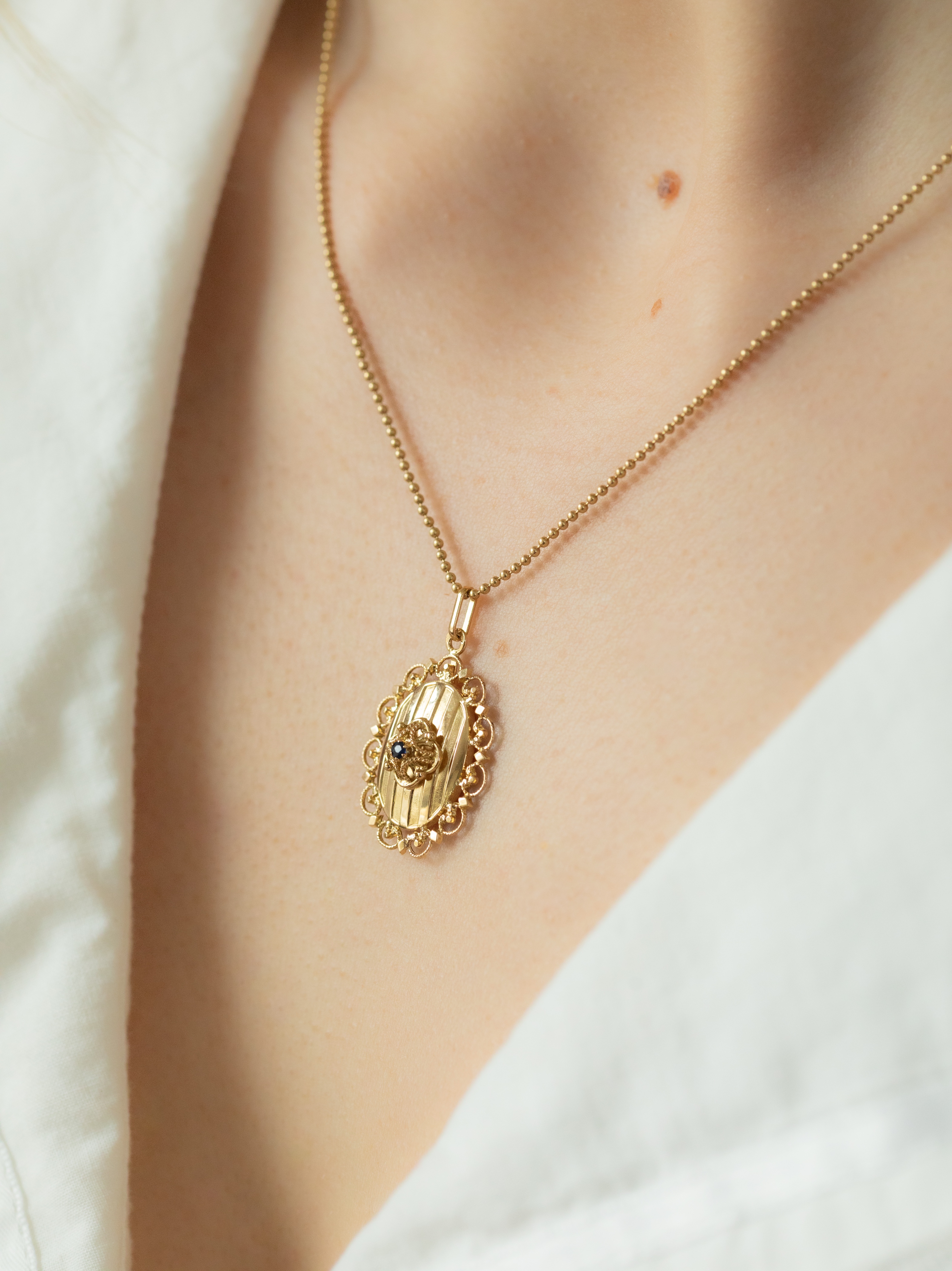 LE SONGE, mystérieux médaillon à secret d'époque Napoléon III en or 18 carats & saphir