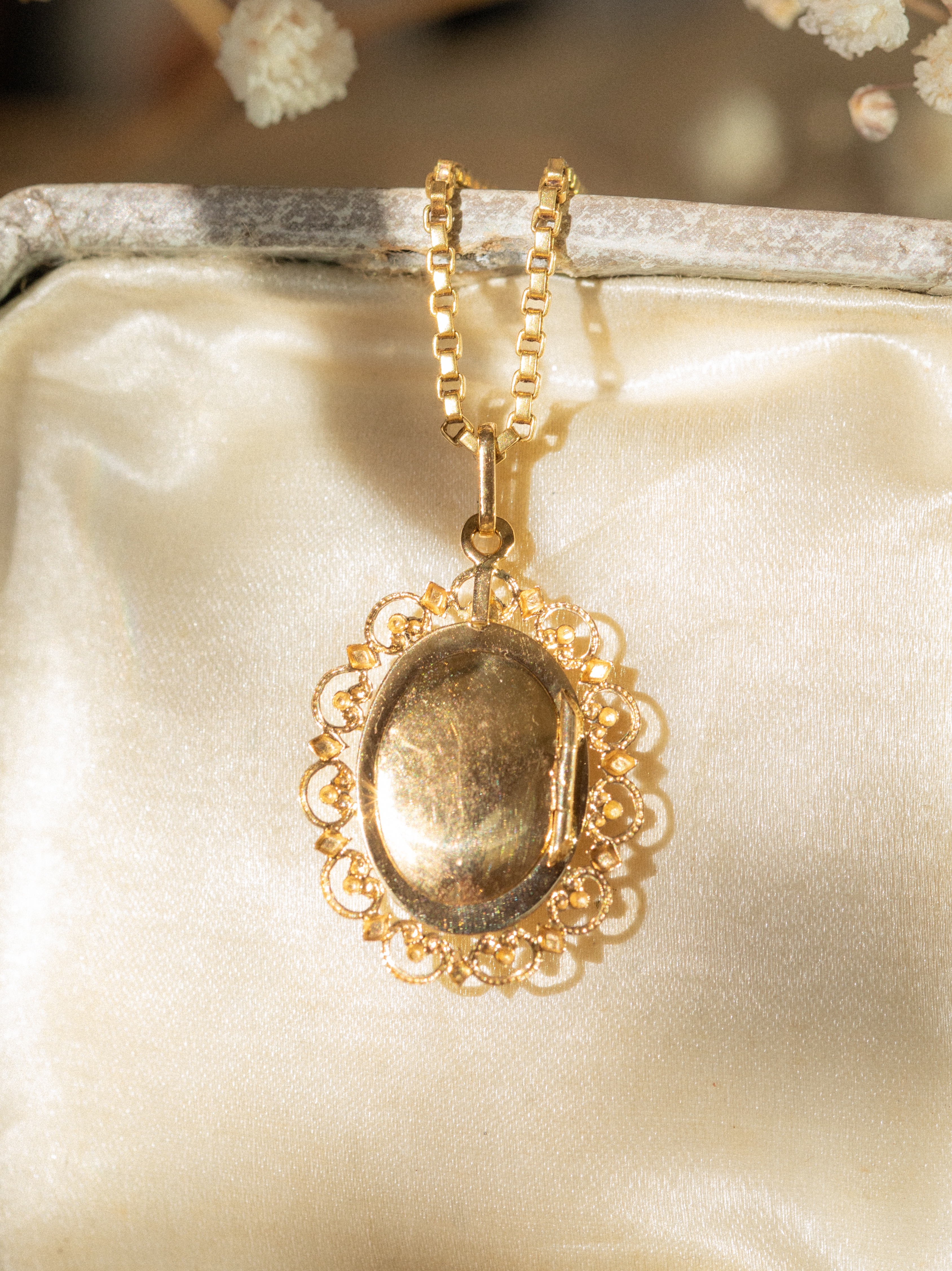LE SONGE, mystérieux médaillon à secret d'époque Napoléon III en or 18 carats & saphir