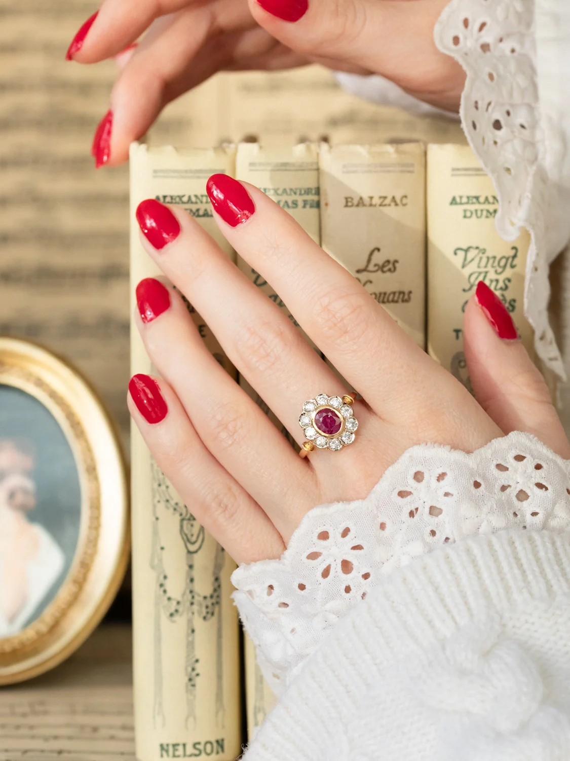 LA ROSEMONDE, merveilleuse bague Marguerite ancienne en or 18 carats deux tons, rubis en serti clos et diamants en serti festonné 💫
