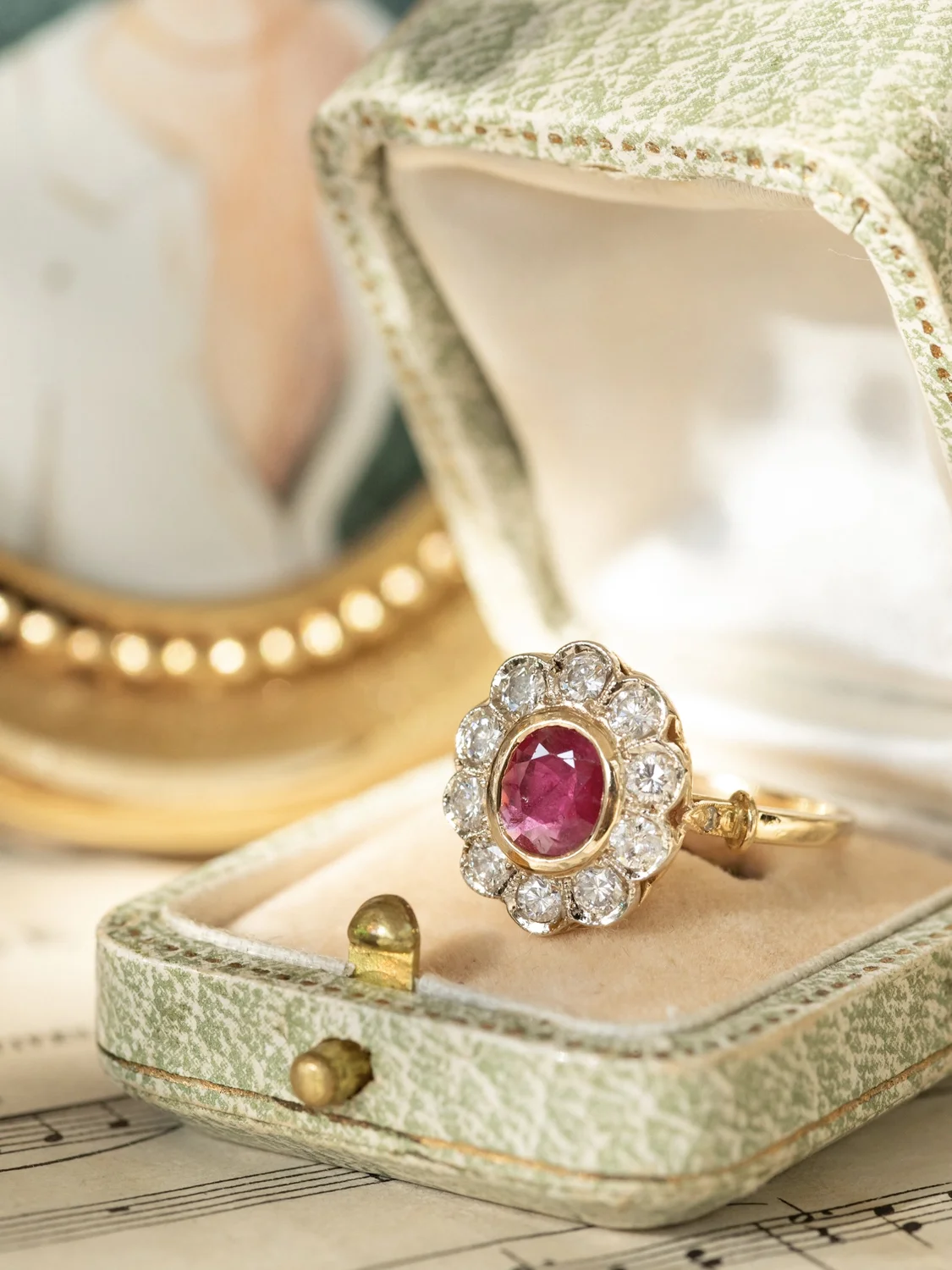 LA ROSEMONDE, merveilleuse bague Marguerite ancienne en or 18 carats deux tons, rubis en serti clos et diamants en serti festonné 💫