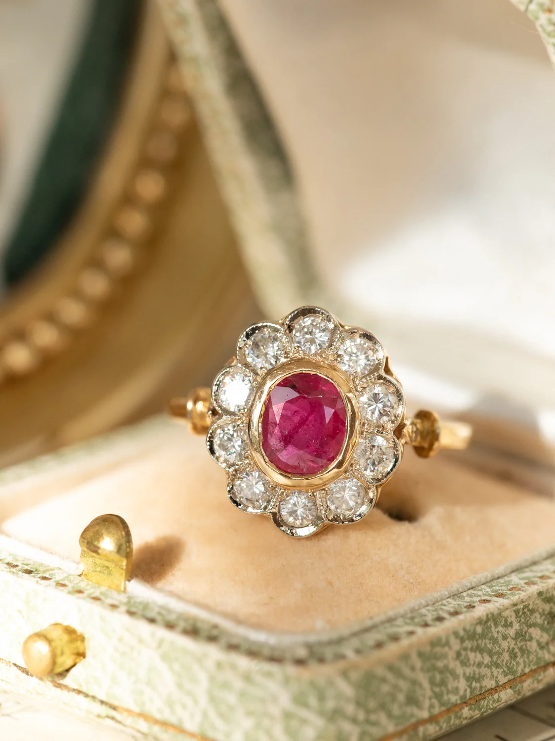 LA ROSEMONDE, merveilleuse bague Marguerite ancienne en or 18 carats deux tons, rubis en serti clos et diamants en serti festonné 💫