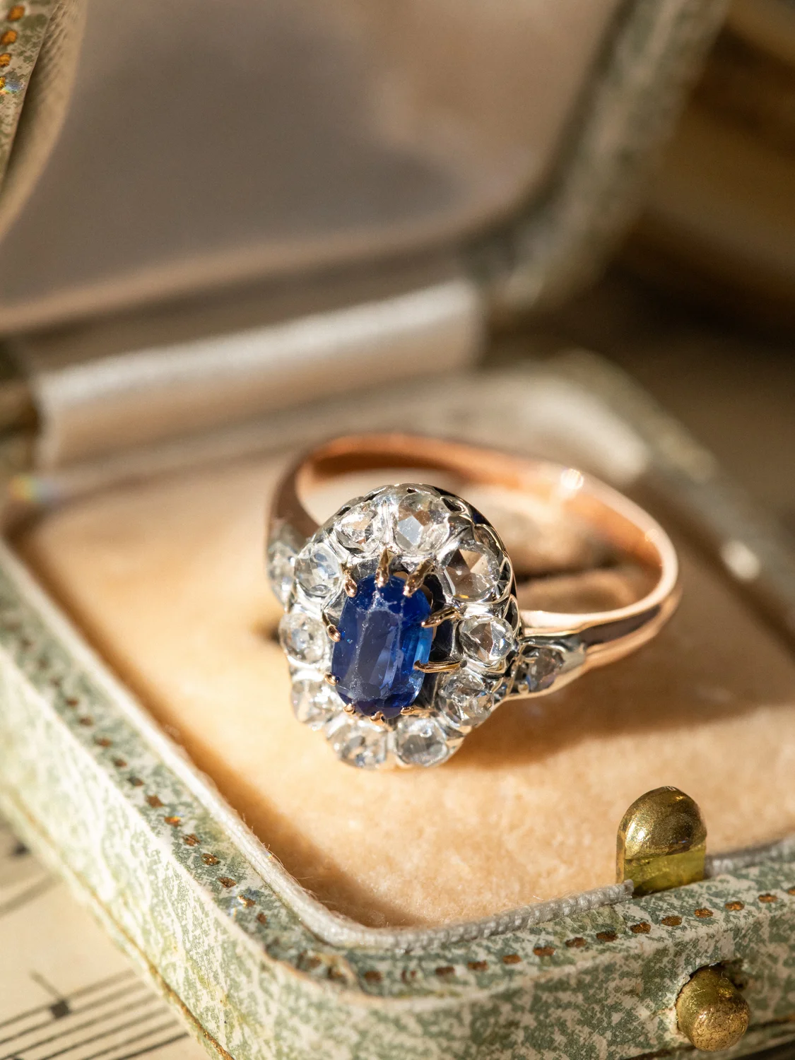 LA ROSALIE, adorable et délicate bague Pompadour Belle Epoque (circa 1880) en or rose 18 carats et platine, saphir et diamants 💫