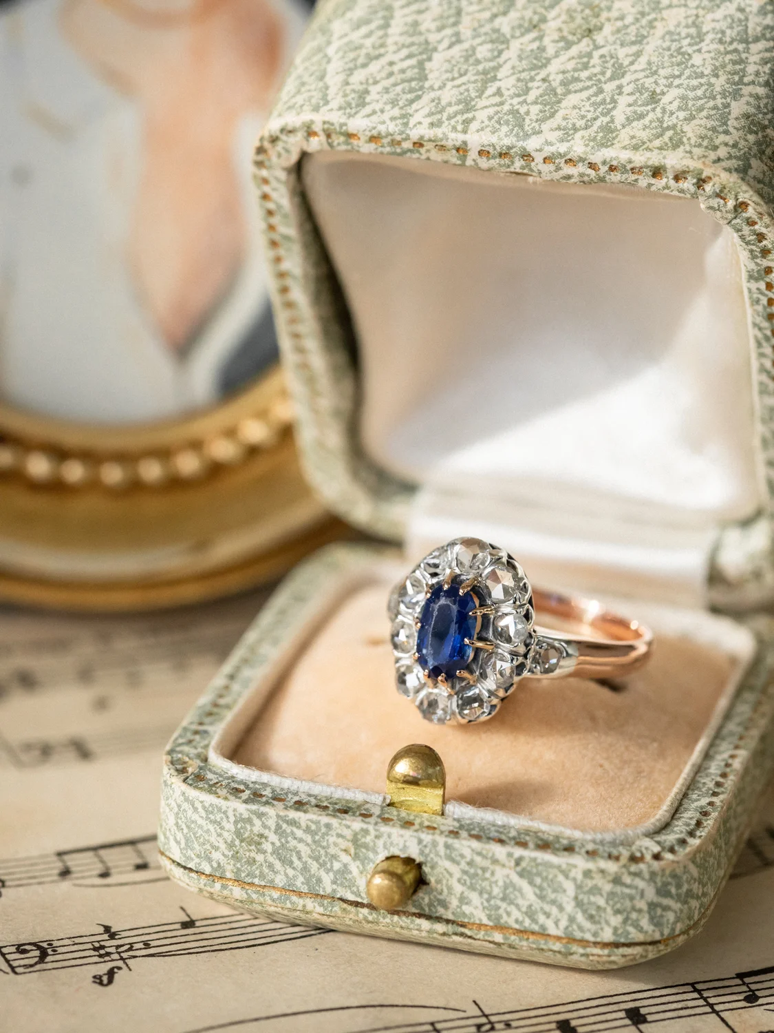 LA ROSALIE, adorable et délicate bague Pompadour Belle Epoque (circa 1880) en or rose 18 carats et platine, saphir et diamants 💫