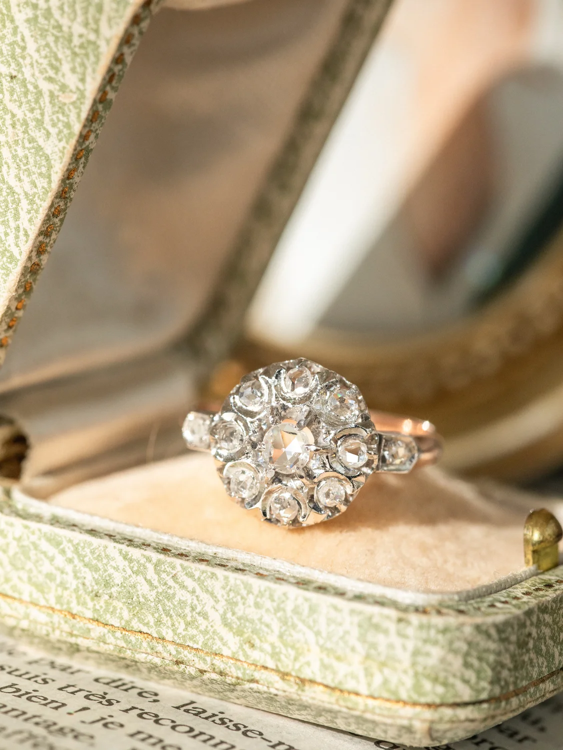 LA LUMEN, lumineuse et délicate bague Belle Epoque (circa 1880) en or rose 18 carats, platine et fleur de diamants ✨