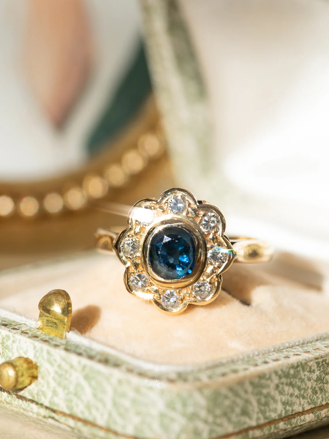 LA SOLINE, adorable et lumineuse bague Marguerite vintage en saphir & diamants en serti festonné 💫