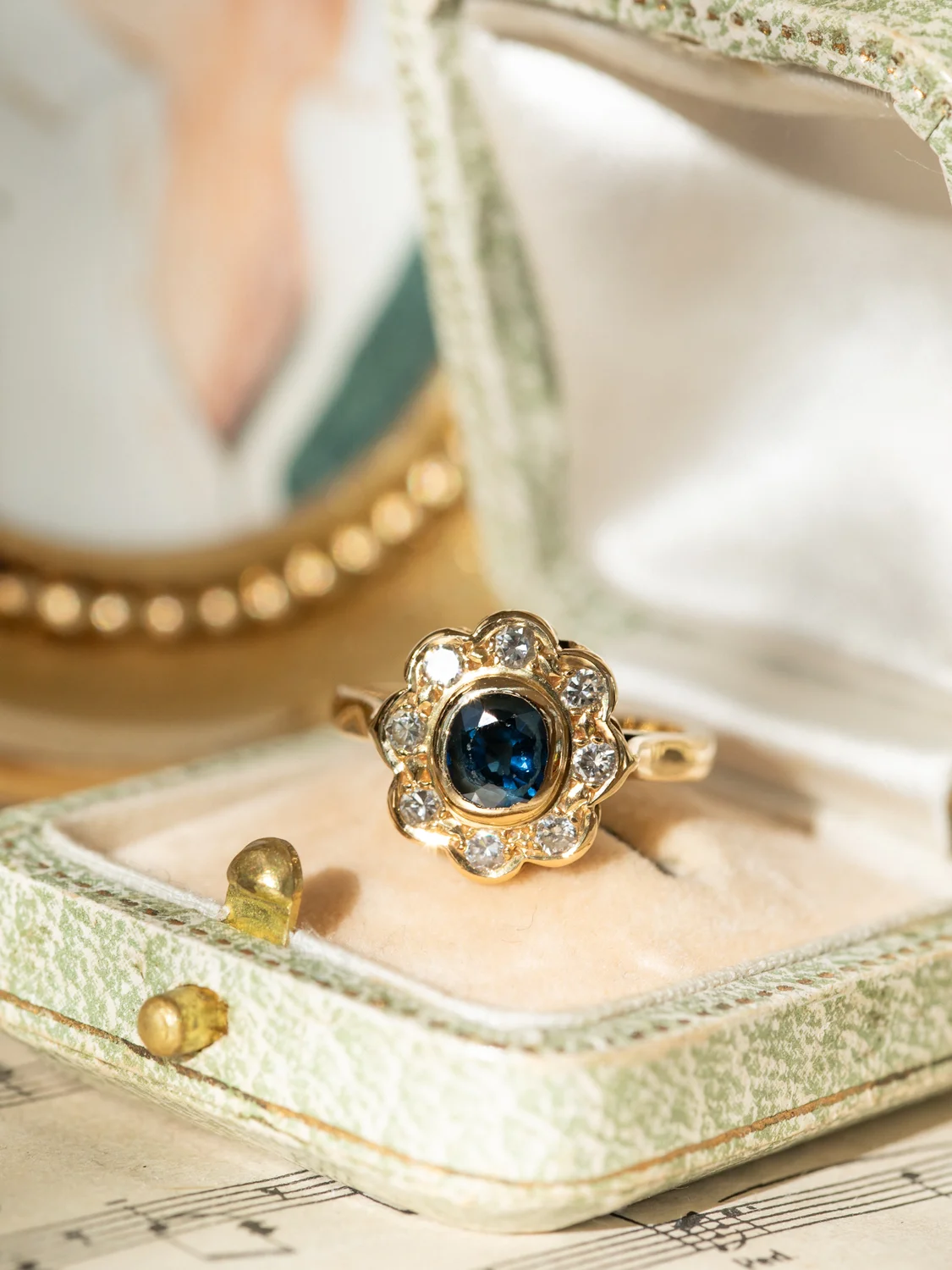 LA SOLINE, adorable et lumineuse bague Marguerite vintage en saphir & diamants en serti festonné 💫