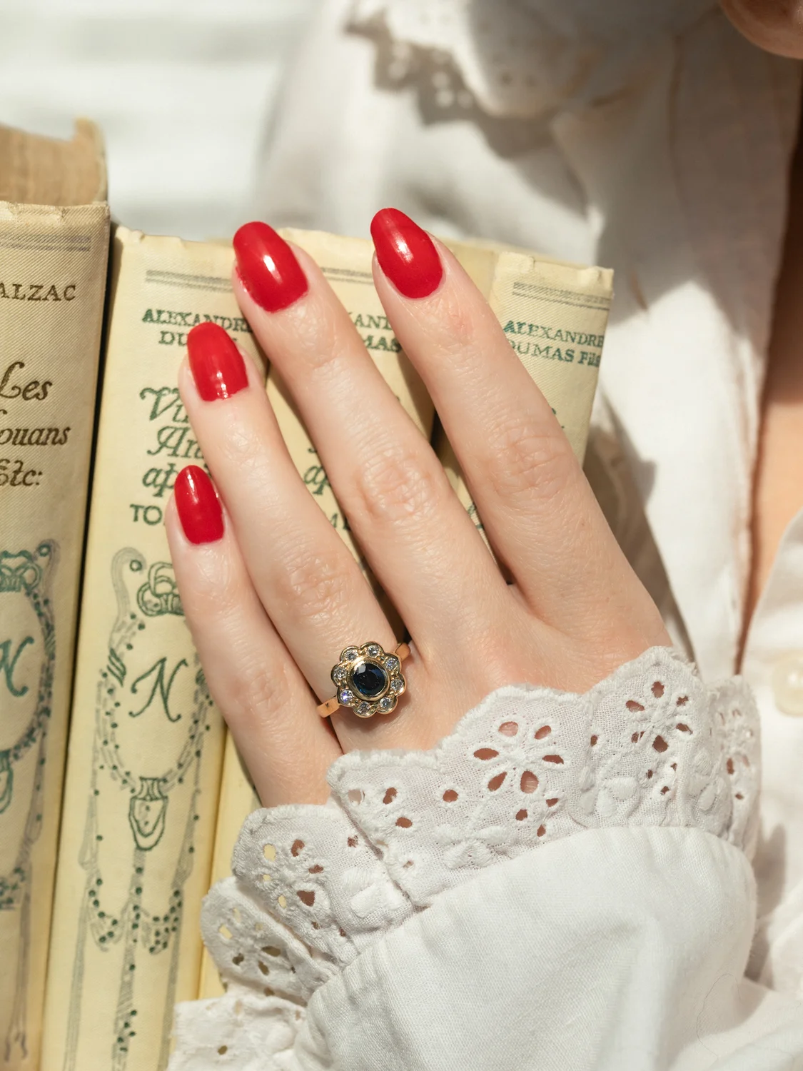 LA SOLINE, adorable et lumineuse bague Marguerite vintage en saphir & diamants en serti festonné 💫