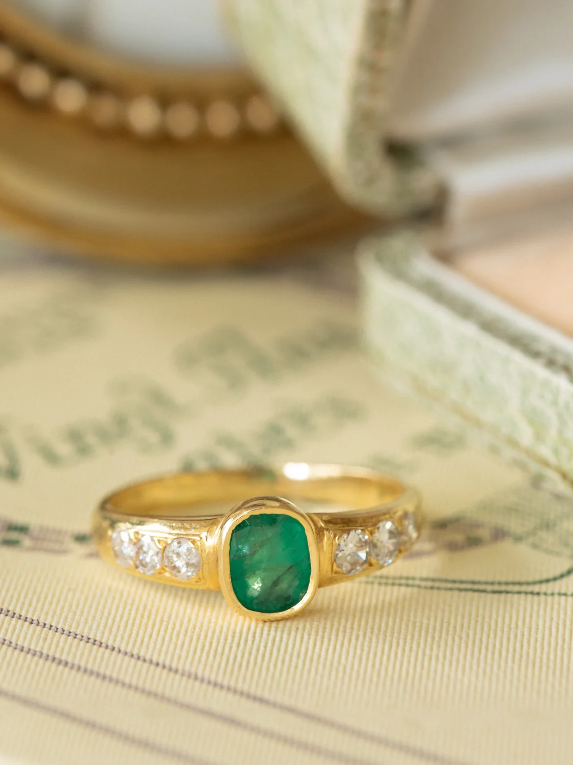 LA SYBILLE, magnifique et envoûtante bague en or 18 carats, émeraude en serti clos & diamants scintillants ✨