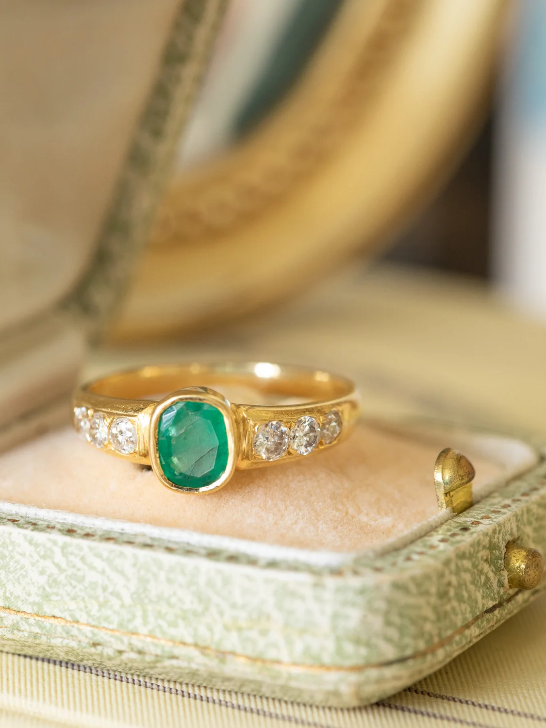 LA SYBILLE, magnifique et envoûtante bague en or 18 carats, émeraude en serti clos & diamants scintillants ✨