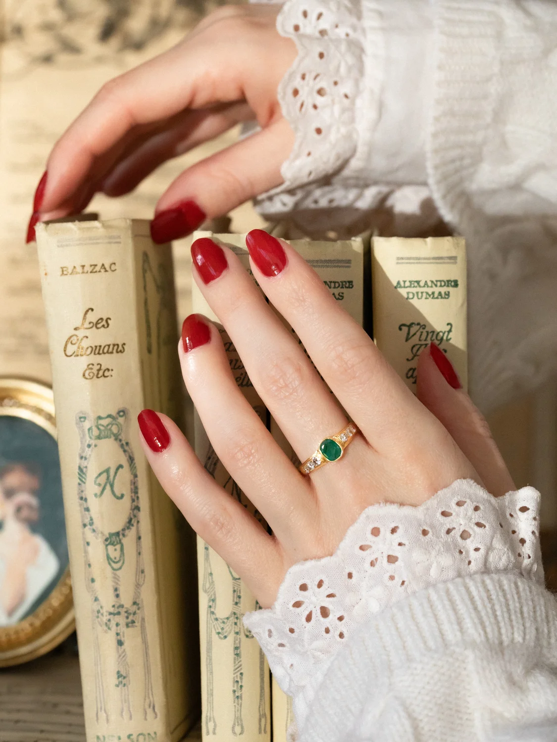 LA SYBILLE, magnifique et envoûtante bague en or 18 carats, émeraude en serti clos & diamants scintillants ✨