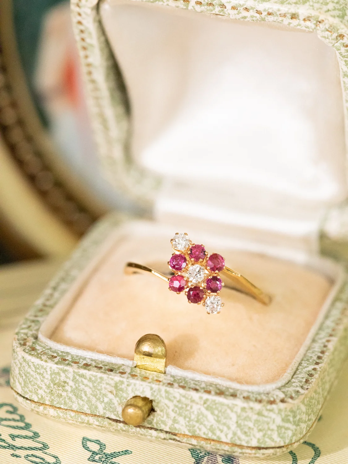 LA MARISA, adorable et délicate bague Marguerite rubis & diamants 💫