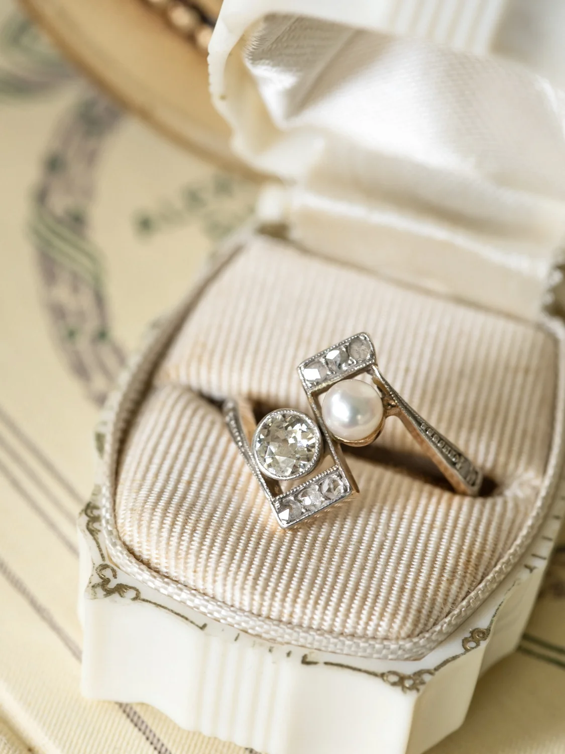 LA ZELDA, sublime et iconique bague Toi & Moi Art Déco (circa 1915) en or 18 carats et platine, diamants et perle ✨