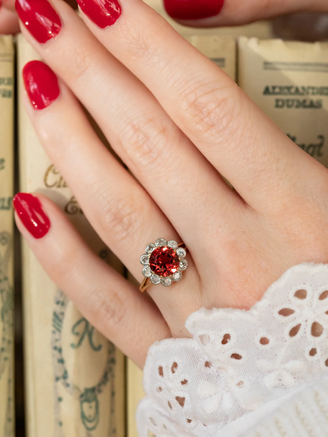 LA CAMILLA, merveilleuse bague Marguerite ancienne en or 18 carats, platine, grenat de 1,8 carats et diamants en serti festonné 💫