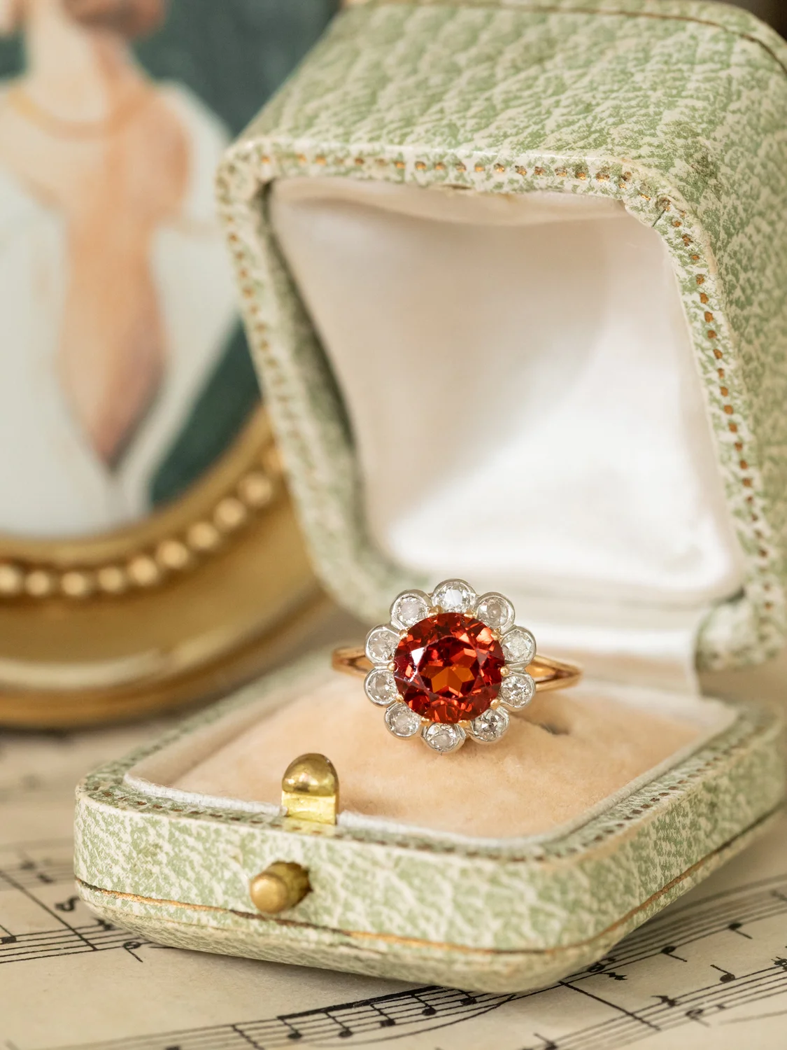 LA CAMILLA, merveilleuse bague Marguerite ancienne en or 18 carats, platine, grenat de 1,8 carats et diamants en serti festonné 💫