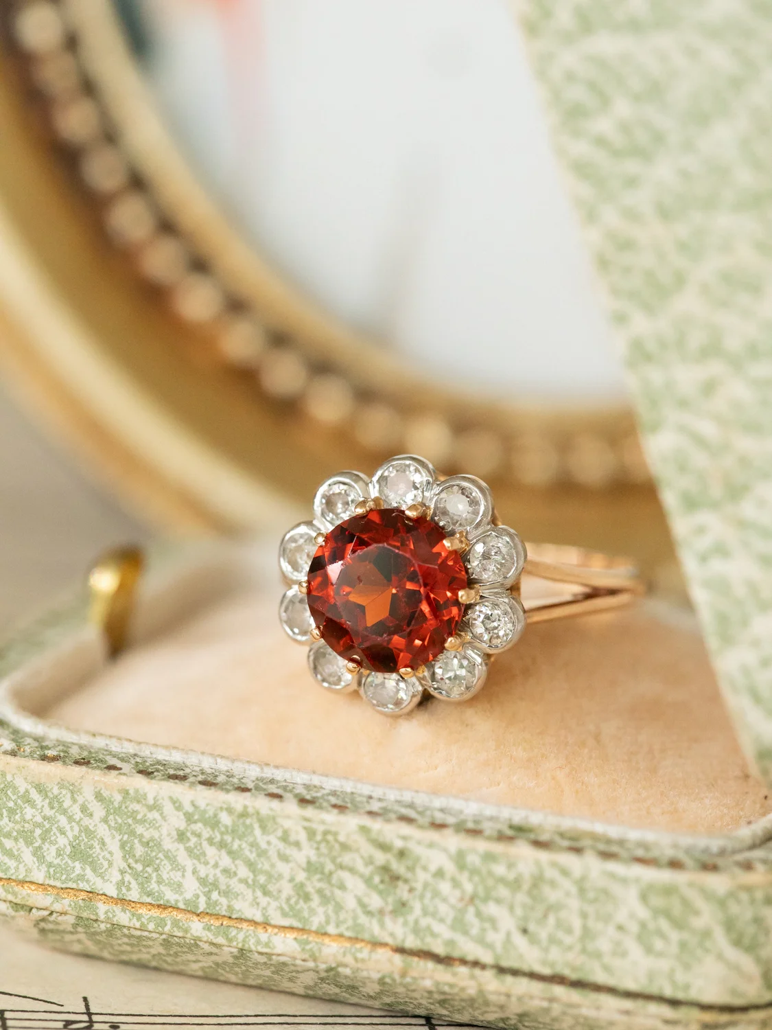LA CAMILLA, merveilleuse bague Marguerite ancienne en or 18 carats, platine, grenat de 1,8 carats et diamants en serti festonné 💫