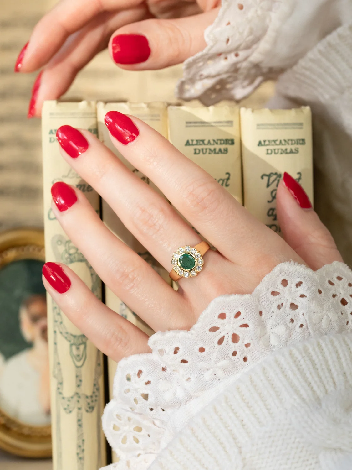 LA NAÏA, adorable et lumineuse bague bandeau Marguerite en or 18 carats, émeraude en serti clos et diamants en serti festonné