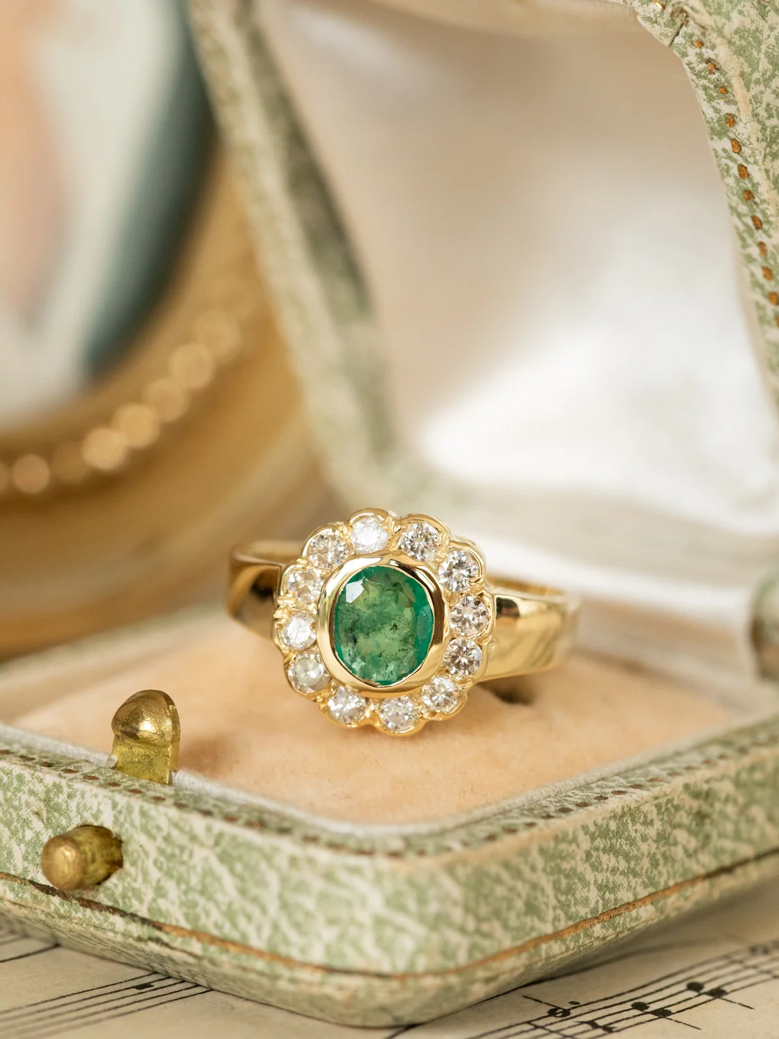 LA NAÏA, adorable et lumineuse bague bandeau Marguerite en or 18 carats, émeraude en serti clos et diamants en serti festonné