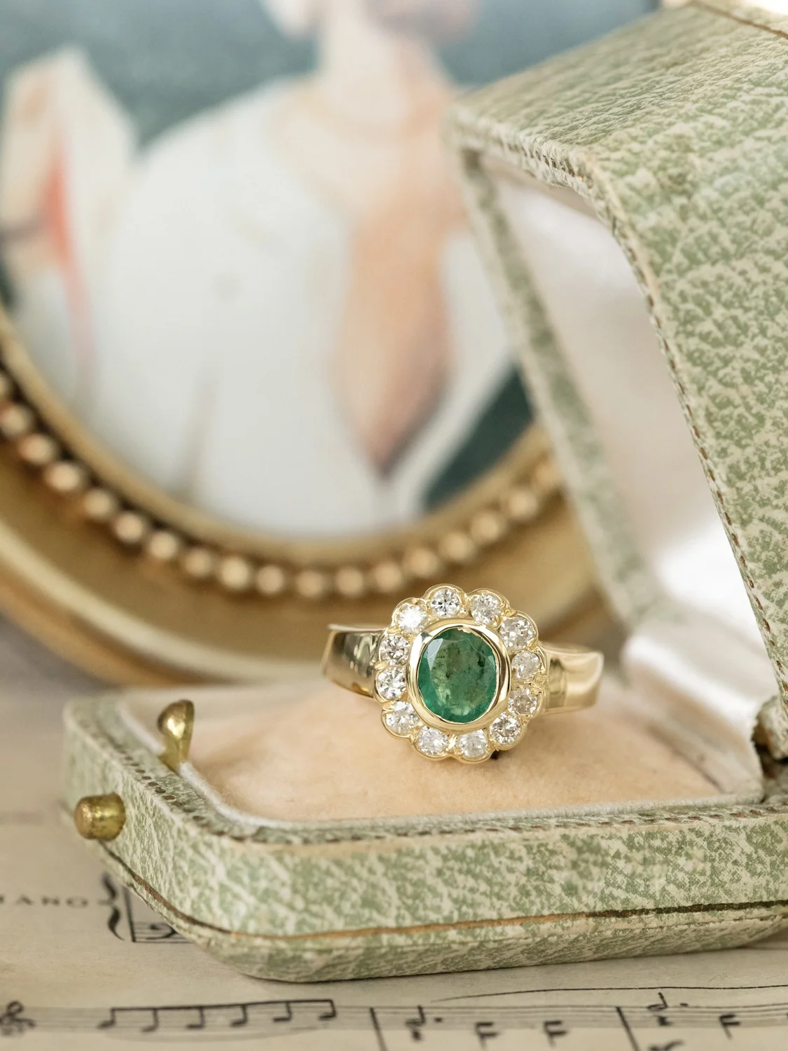 LA NAÏA, adorable et lumineuse bague bandeau Marguerite en or 18 carats, émeraude en serti clos et diamants en serti festonné