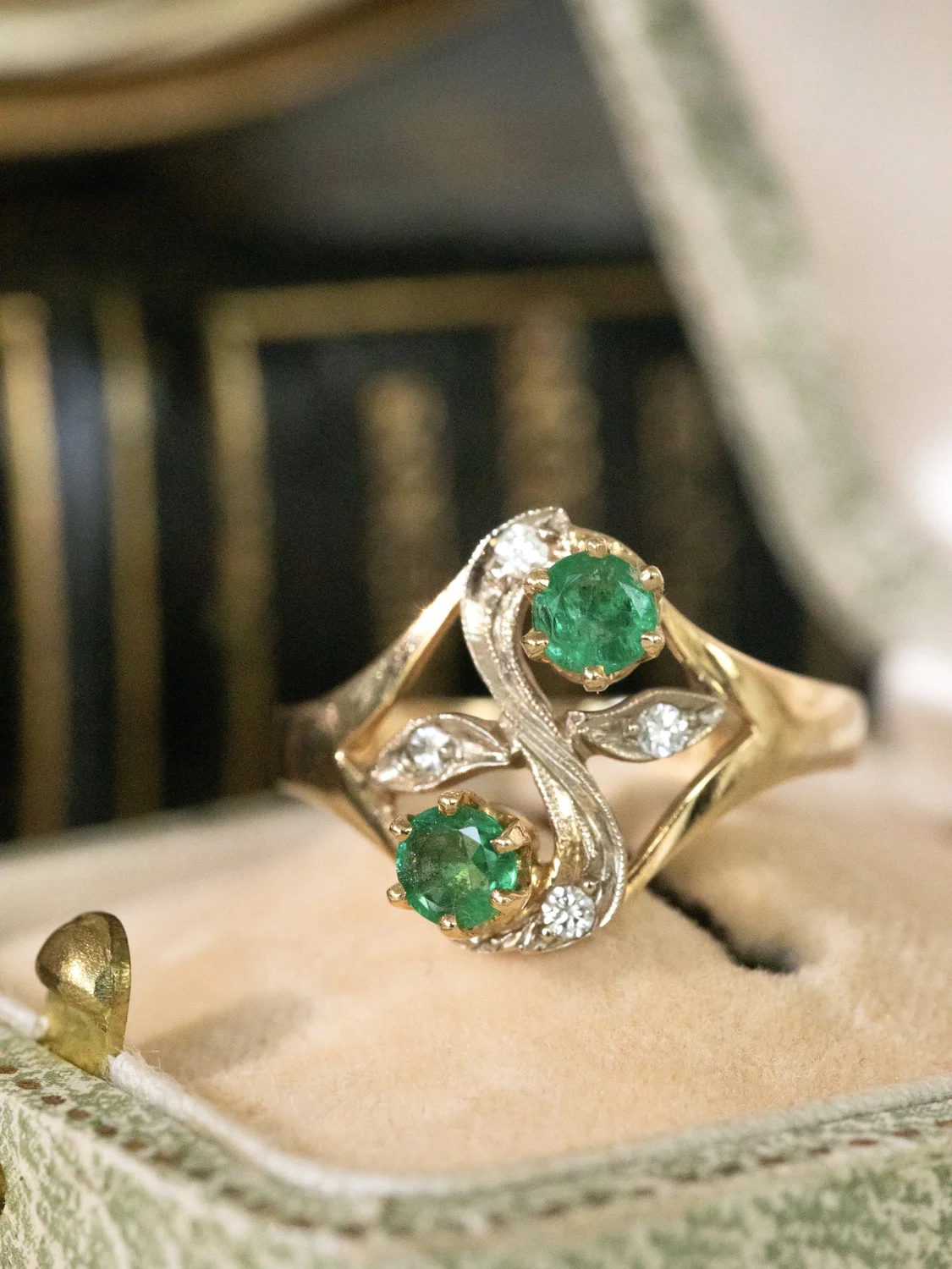 LA DÉLIA, sublime et romantique bague Toi & Moi de style Art Nouveau en or 18 carats, émeraudes & diamants