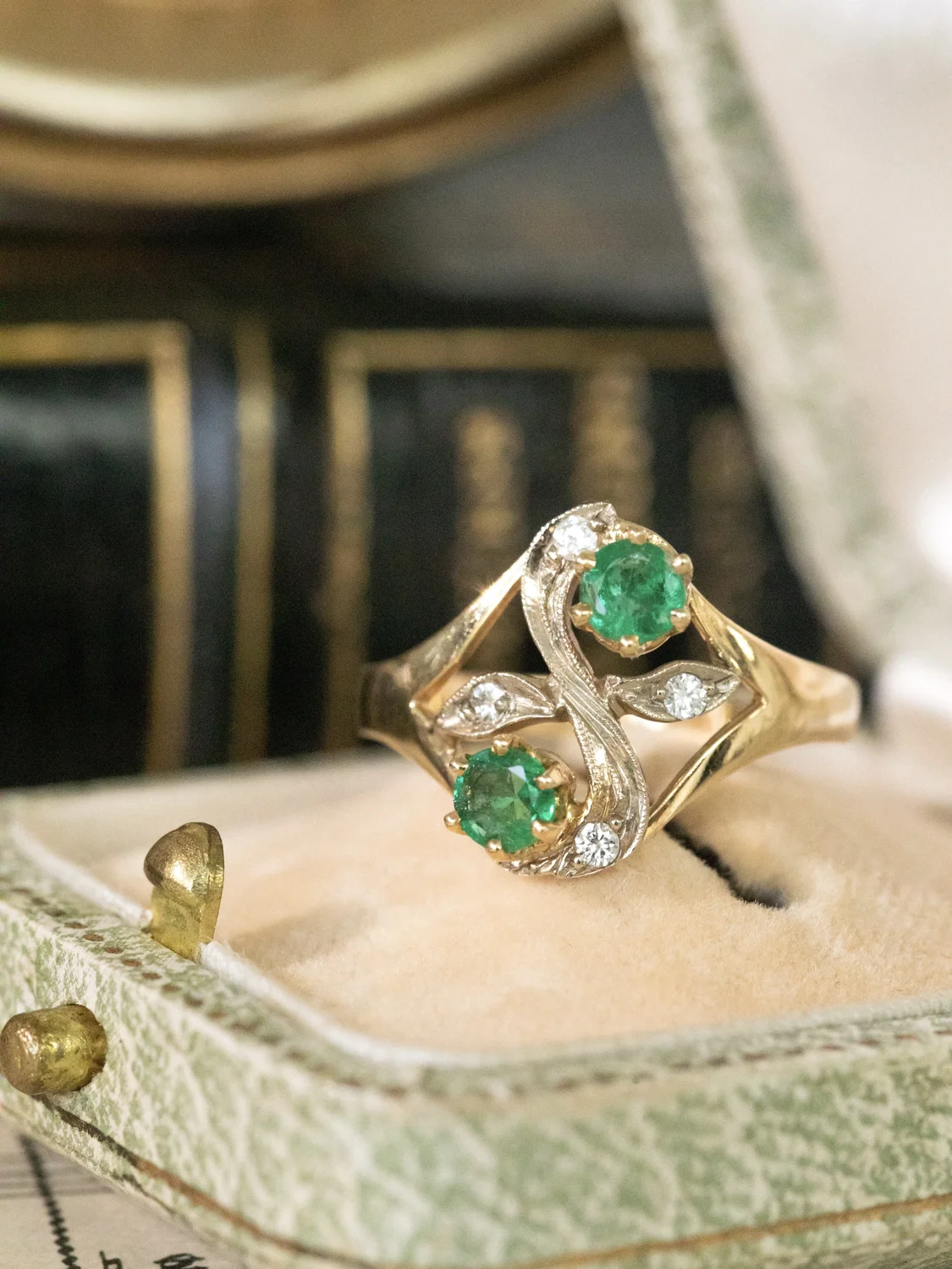 LA DÉLIA, sublime et romantique bague Toi & Moi de style Art Nouveau en or 18 carats, émeraudes & diamants