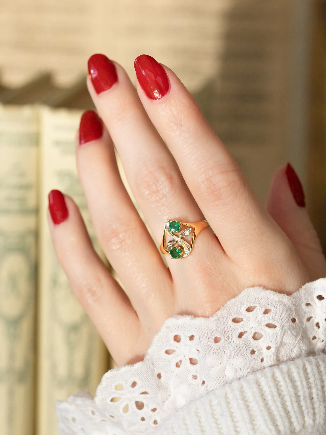 LA DÉLIA, sublime et romantique bague Toi & Moi de style Art Nouveau en or 18 carats, émeraudes & diamants