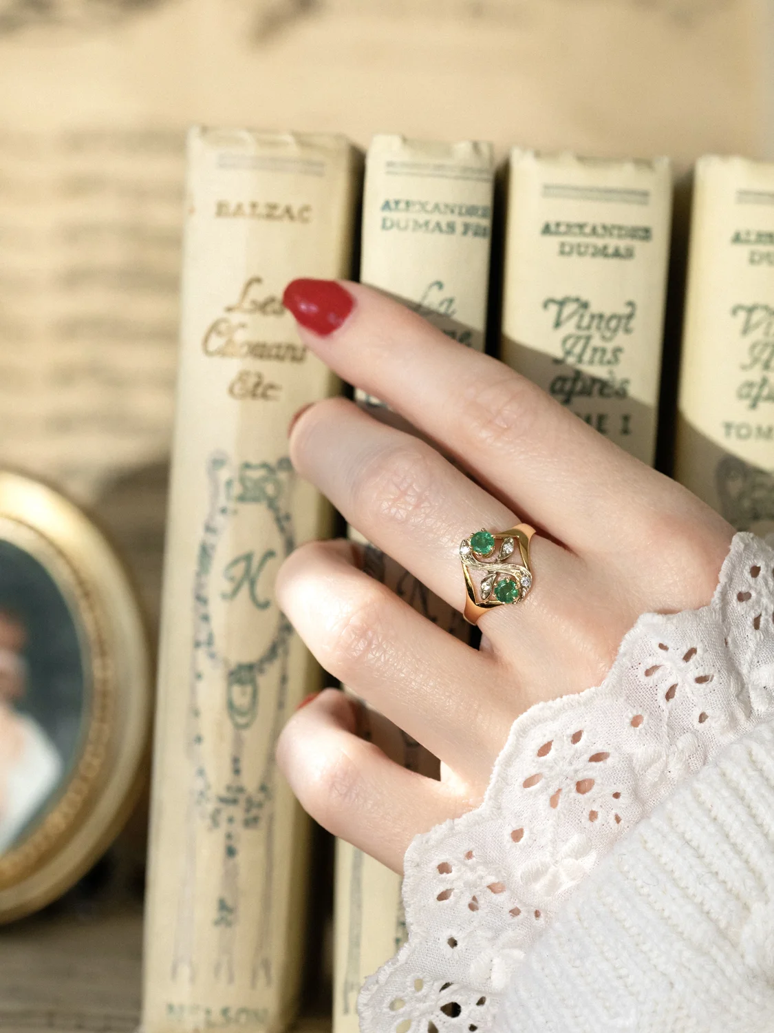 LA DÉLIA, sublime et romantique bague Toi & Moi de style Art Nouveau en or 18 carats, émeraudes & diamants