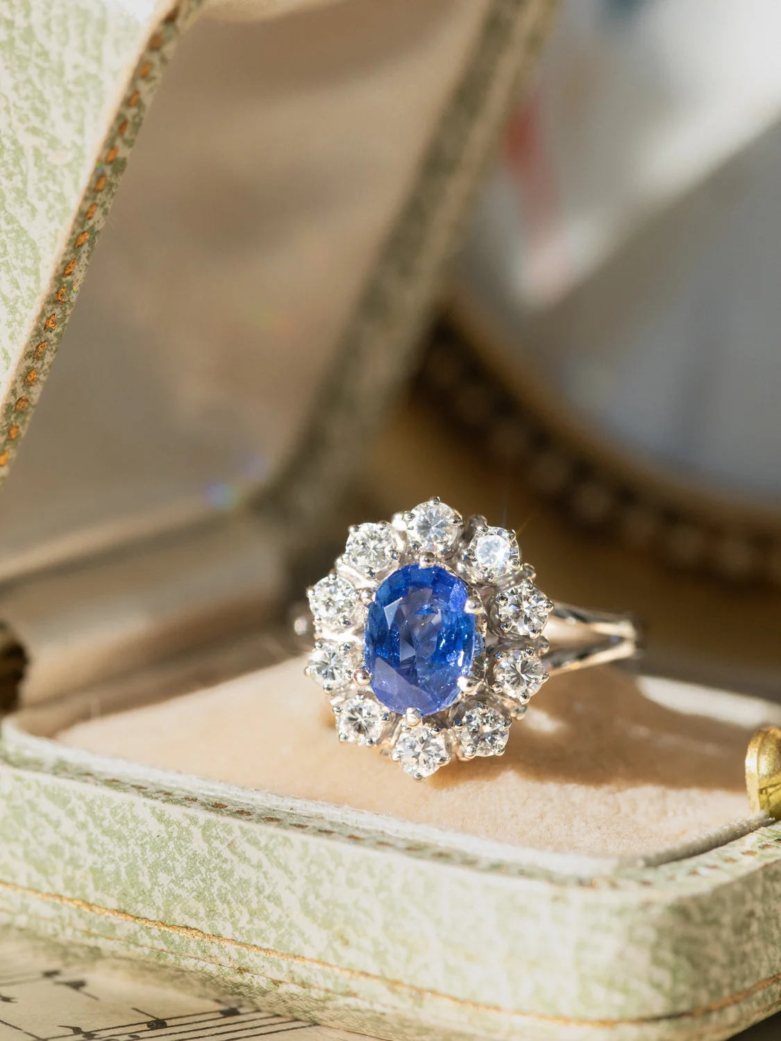 LA AURORE, merveilleuse bague Pompadour or blanc 18 carats, saphir (probablement Ceylan) & entourage diamants ✨