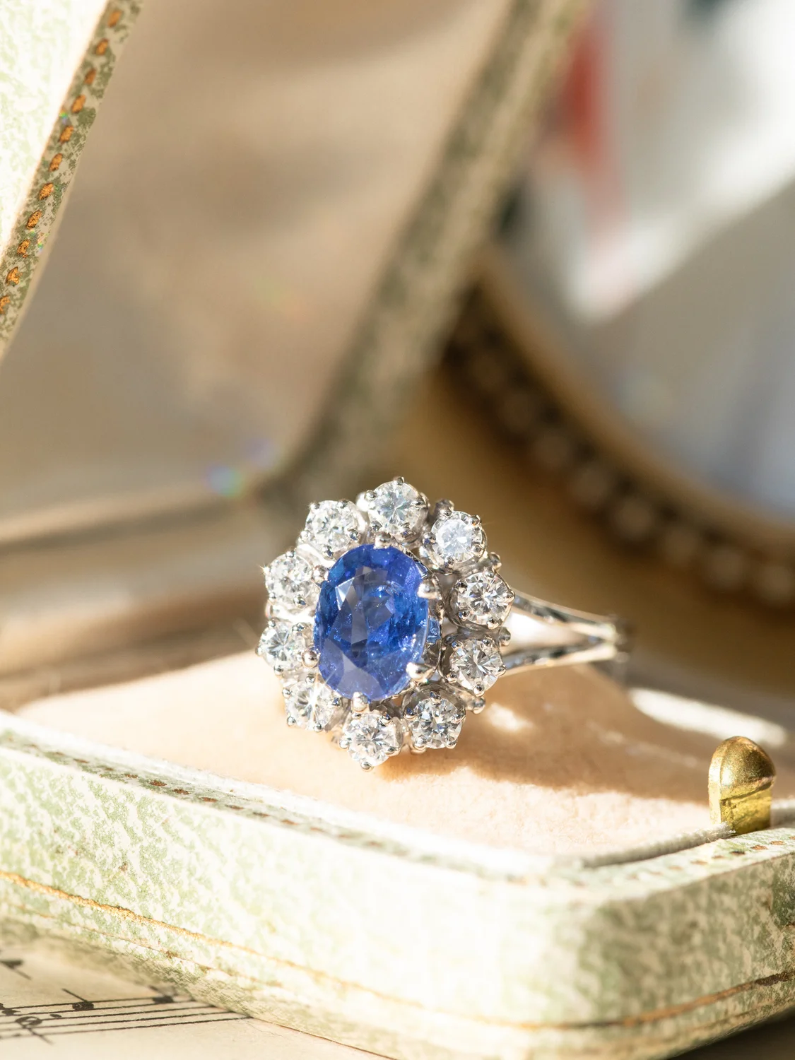 LA AURORE, merveilleuse bague Pompadour or blanc 18 carats, saphir (probablement Ceylan) & entourage diamants ✨