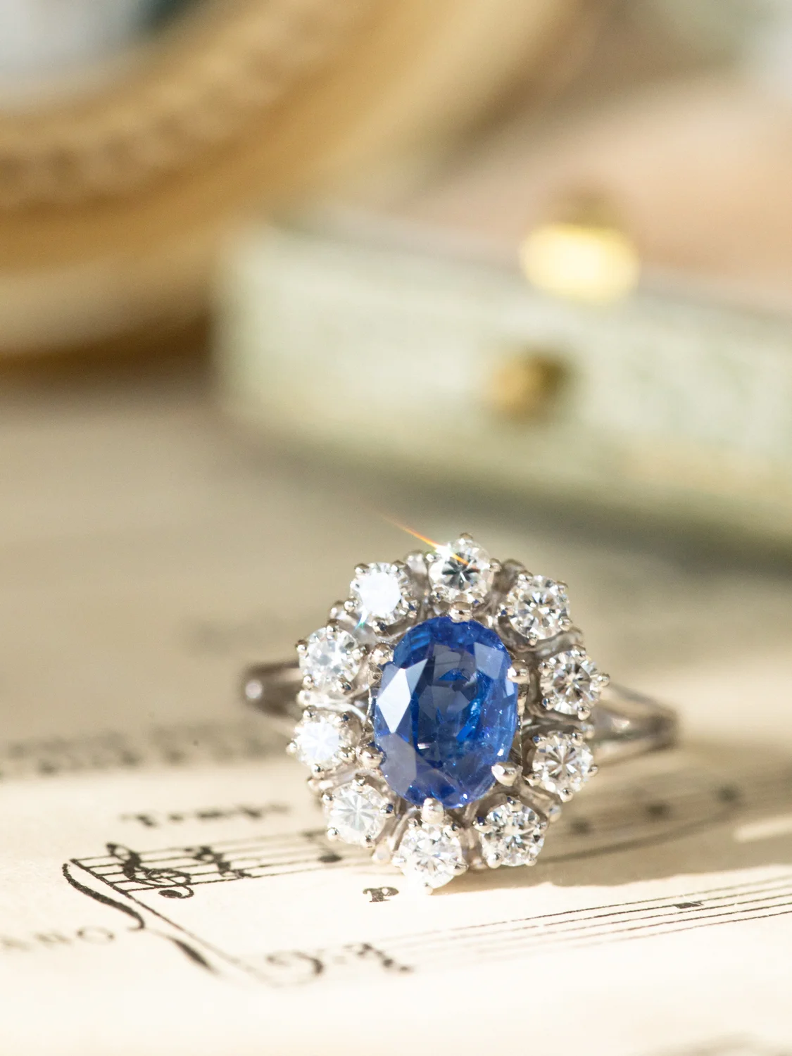 LA AURORE, merveilleuse bague Pompadour or blanc 18 carats, saphir (probablement Ceylan) & entourage diamants ✨