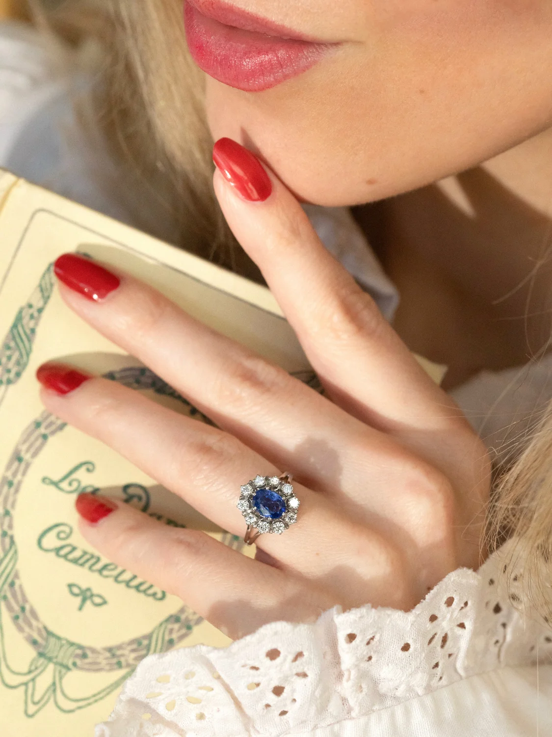 LA AURORE, merveilleuse bague Pompadour or blanc 18 carats, saphir (probablement Ceylan) & entourage diamants ✨