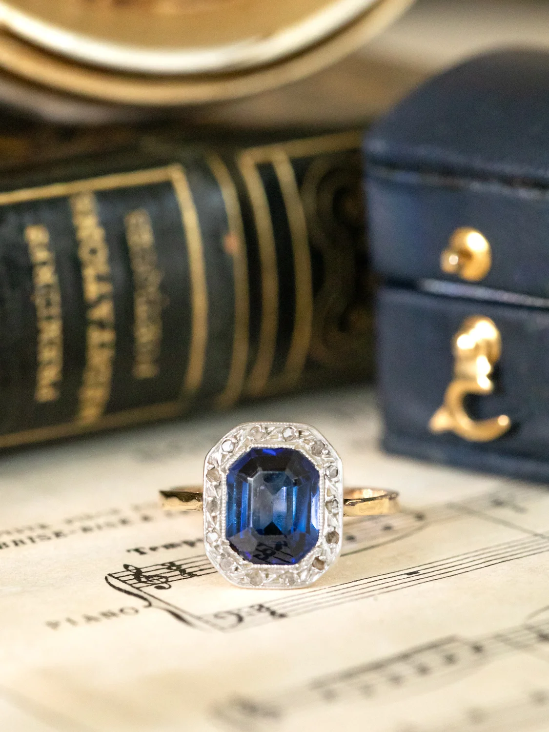 LA NANCY, magnifique bague octogonale Art Déco (circa 1920) en or jaune 18 carats, platine, saphir serti clos et diamants ✨
