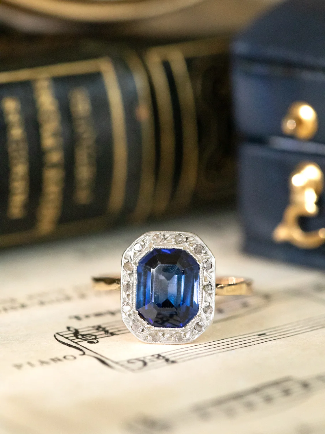 LA NANCY, magnifique bague octogonale Art Déco (circa 1920) en or jaune 18 carats, platine, saphir serti clos et diamants ✨
