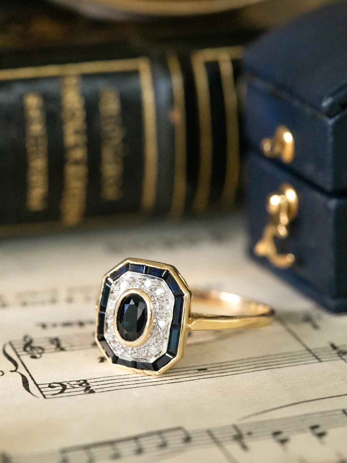 LA ALBANE, sublime bague octogonale de style Art Déco en or 18 carats deux tons, diamants et saphirs calibrés