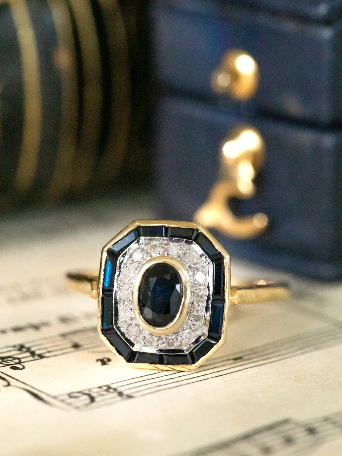 LA ALBANE, sublime bague octogonale de style Art Déco en or 18 carats deux tons, diamants et saphirs calibrés