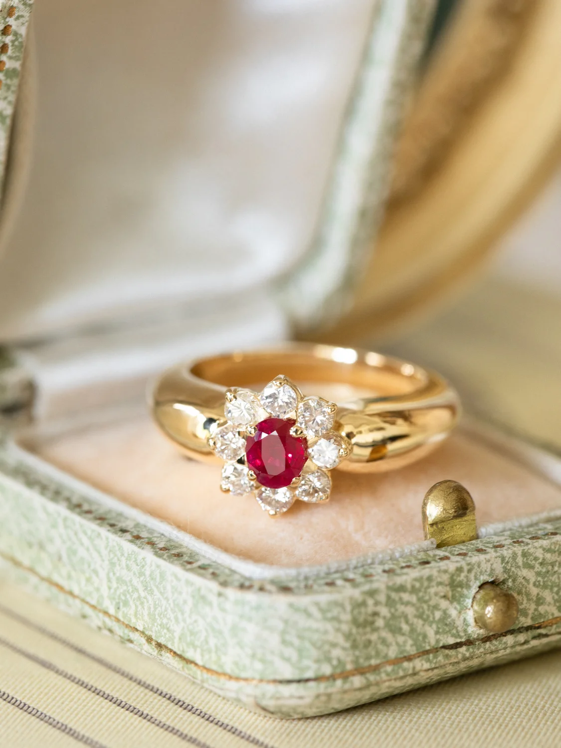 LA MAGDALENA, adorable bague jonc Marguerite rubis & diamants