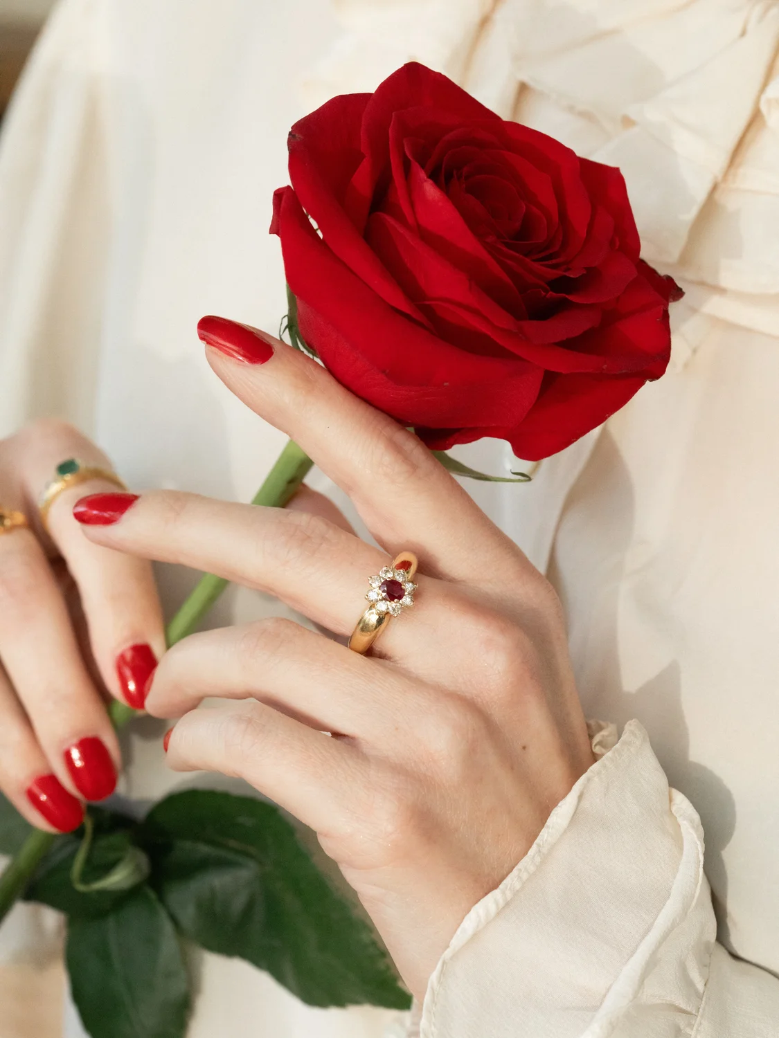 LA MAGDALENA, adorable bague jonc Marguerite rubis & diamants