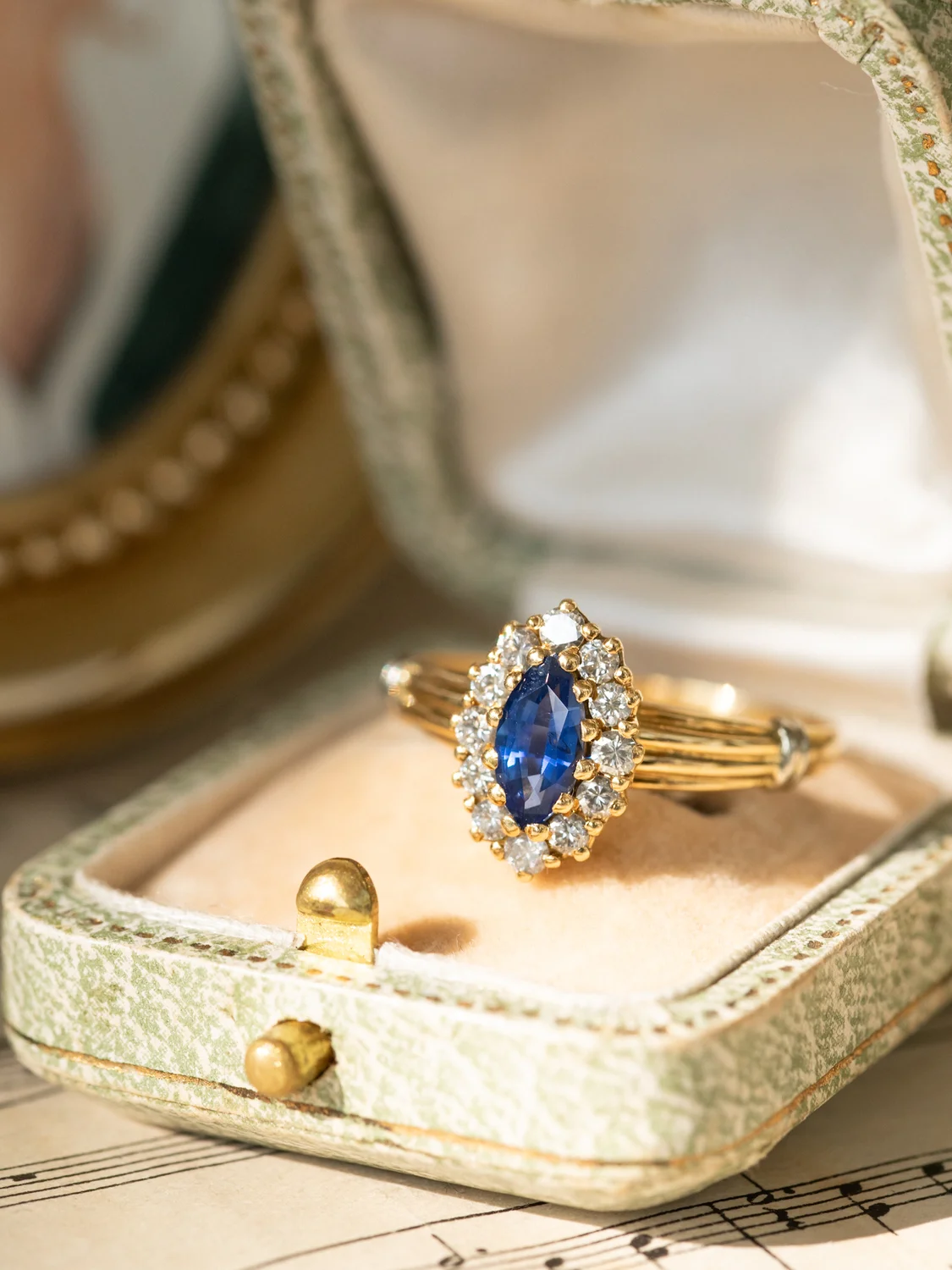 LA ORIANE, merveilleuse et romantique bague Marquise saphir taille navette et diamants ✨