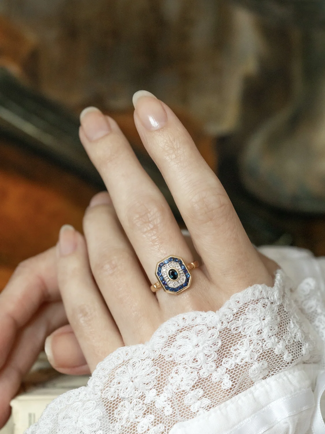 LA JEAN, adorable bague octogonale de style Art Déco en or 18 carats deux tons, saphirs et diamants