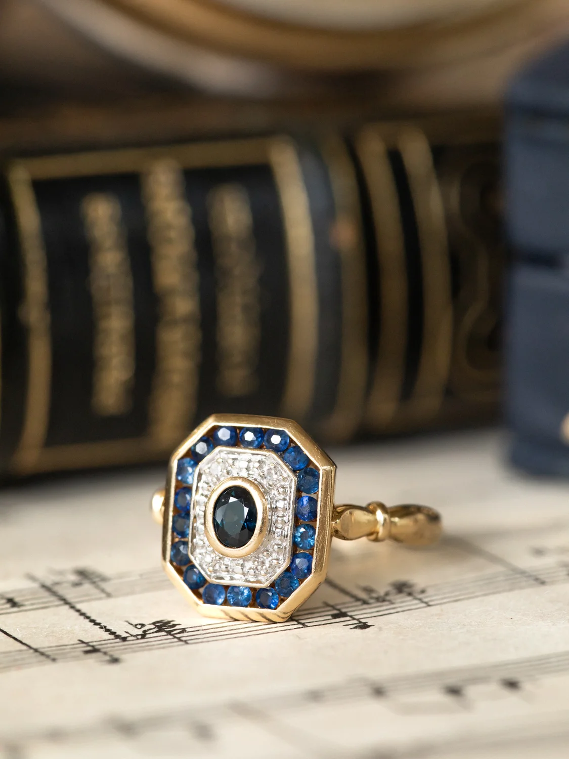 LA JEAN, adorable bague octogonale de style Art Déco en or 18 carats deux tons, saphirs et diamants