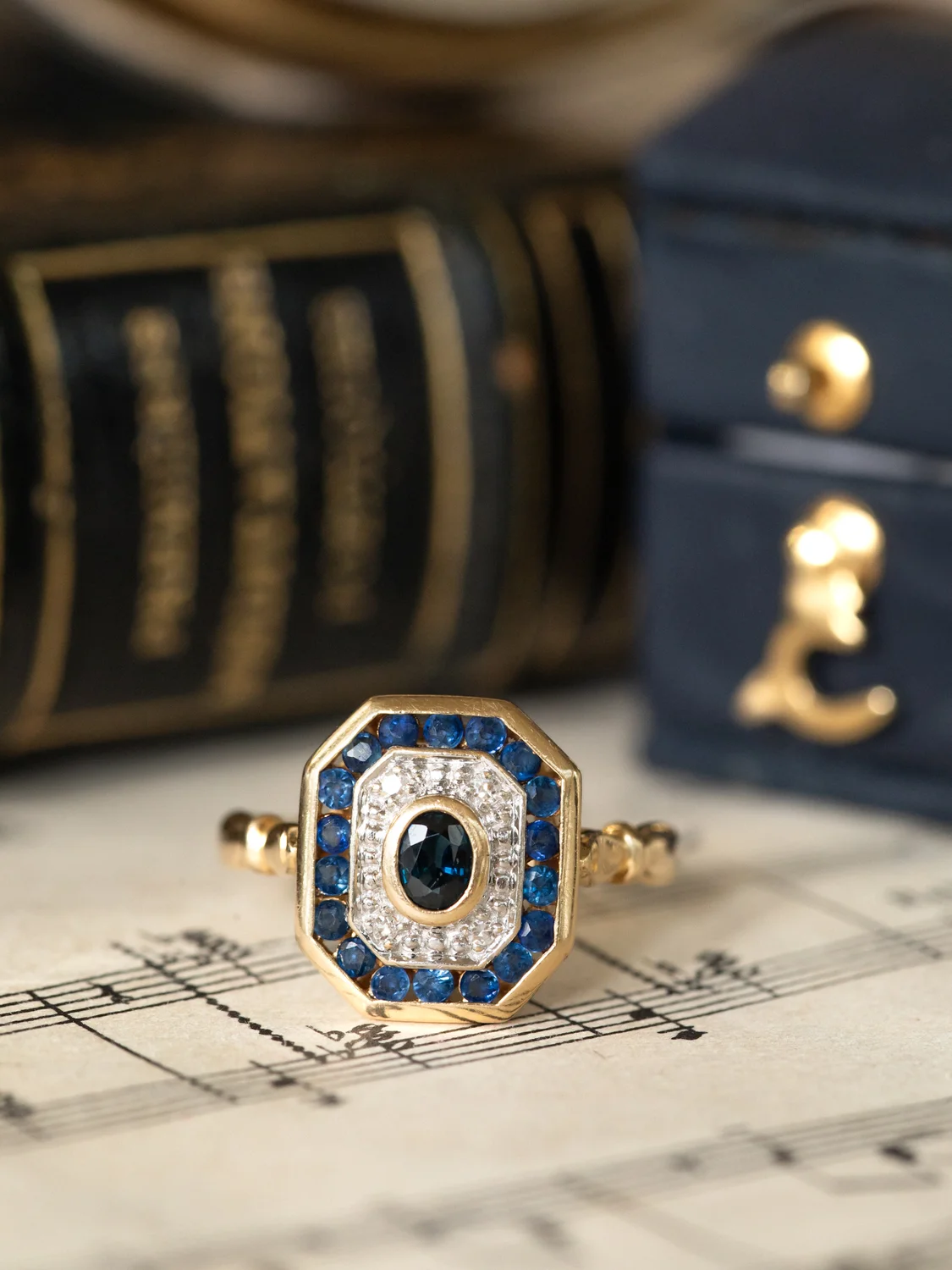 LA JEAN, adorable bague octogonale de style Art Déco en or 18 carats deux tons, saphirs et diamants